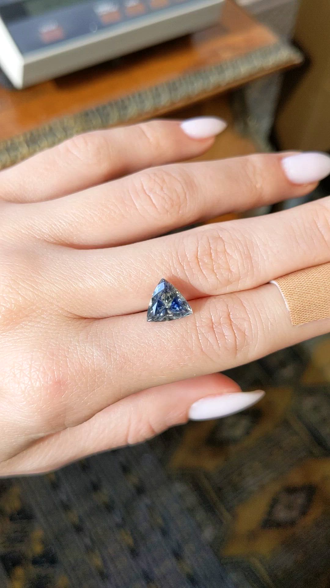 4.10 Ct. Bi Color Sapphire from Ceylon (Sri Lanka) Size Video
