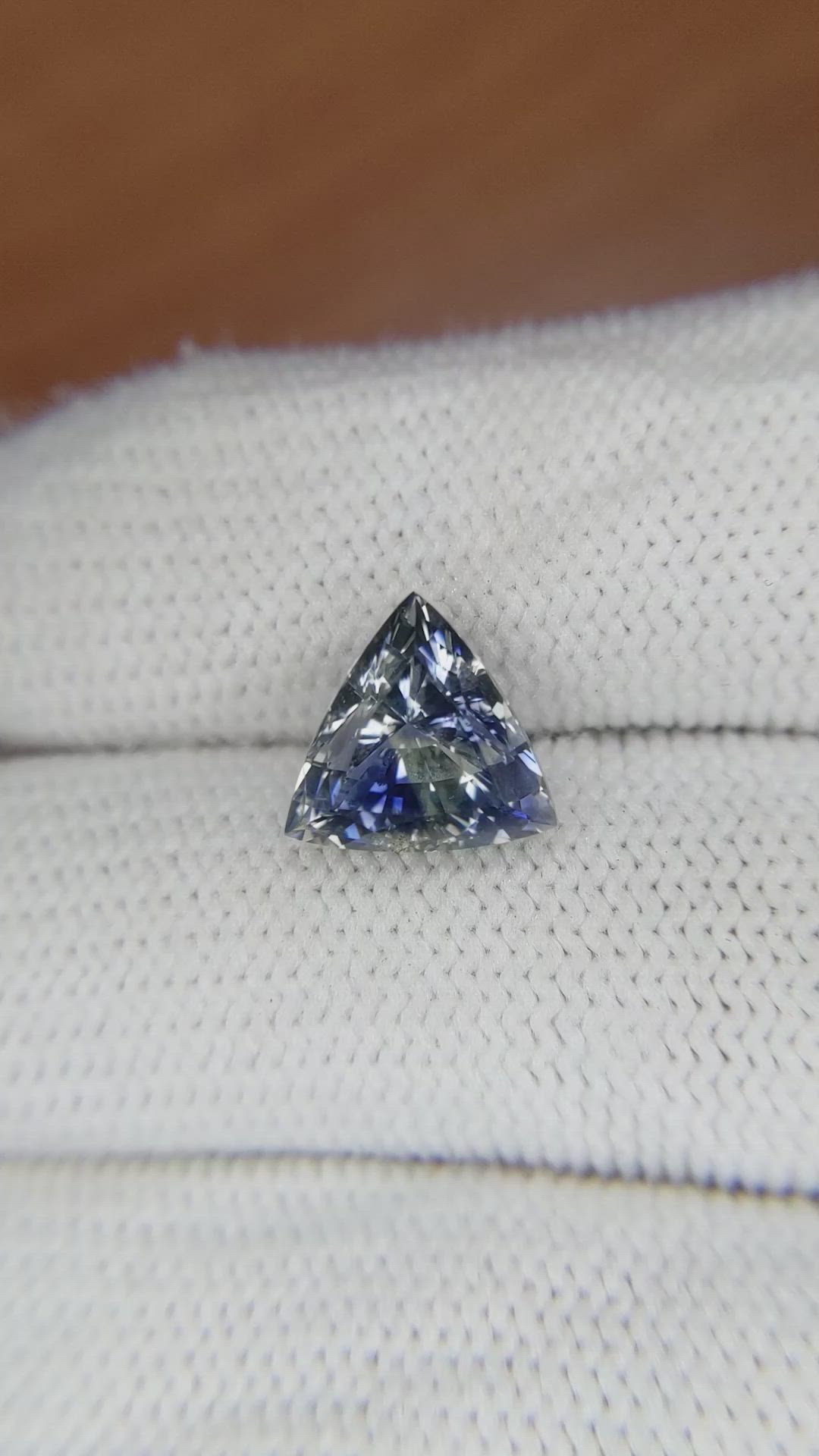 4.10 Ct. Bi Color Sapphire from Ceylon (Sri Lanka) Size Video
