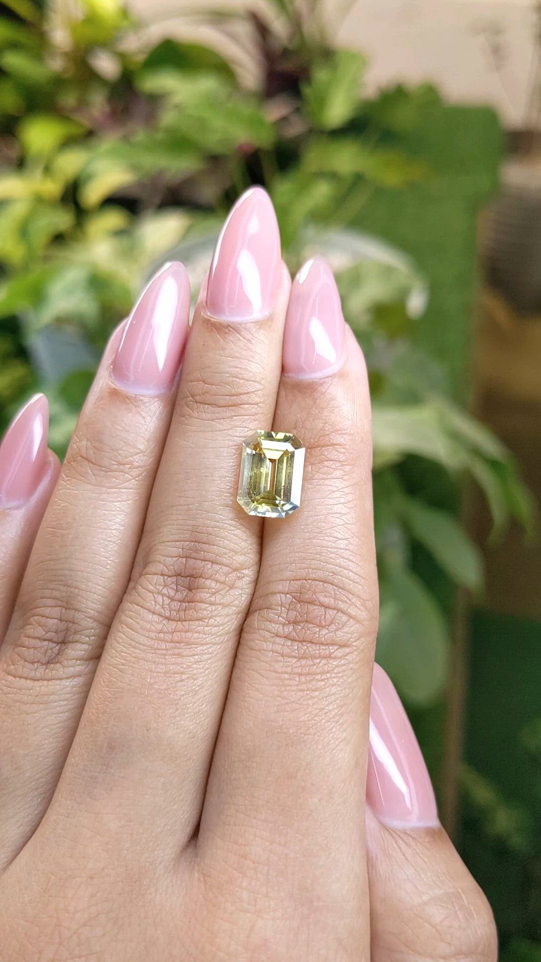 4.24 Ct. Bi Color Sapphire from Ceylon (Sri Lanka) Size Video