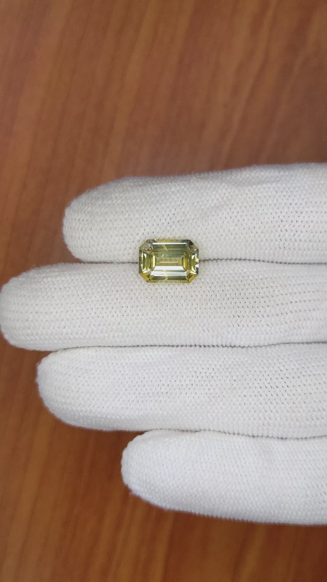 4.24 Ct. Bi Color Sapphire from Ceylon (Sri Lanka) Size Video