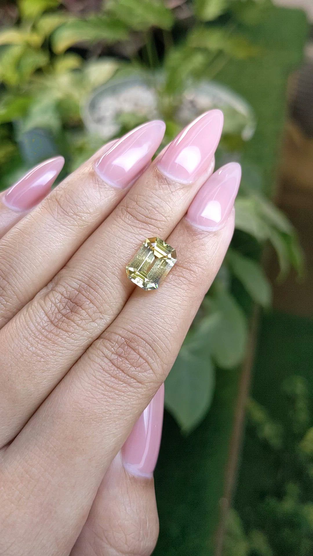 4.24 Ct. Bi Color Sapphire from Ceylon (Sri Lanka) Size Video