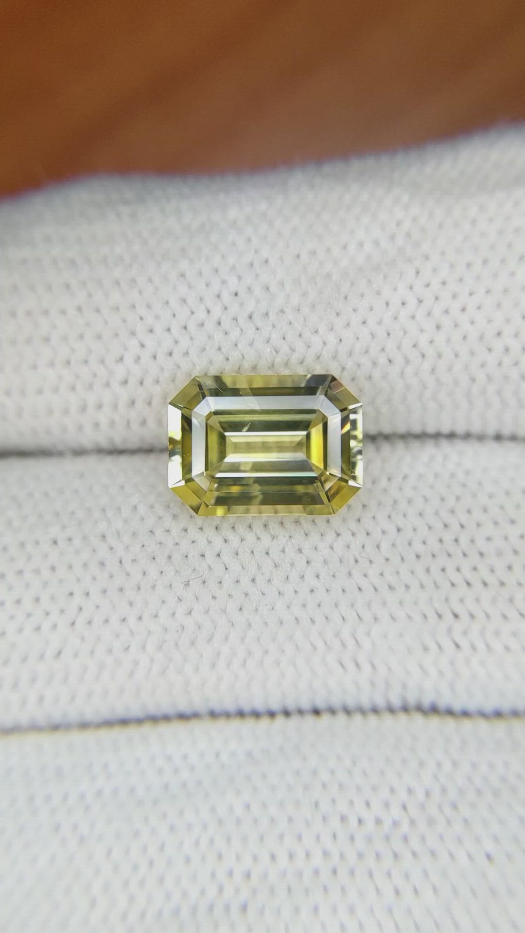 4.24 Ct. Bi Color Sapphire from Ceylon (Sri Lanka) Size Video