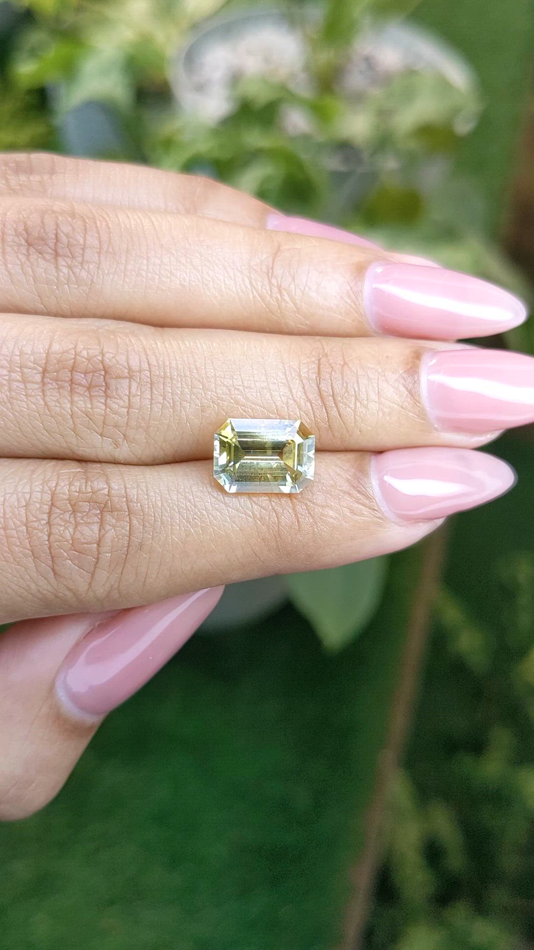 4.24 Ct. Bi Color Sapphire from Ceylon (Sri Lanka) Size Video