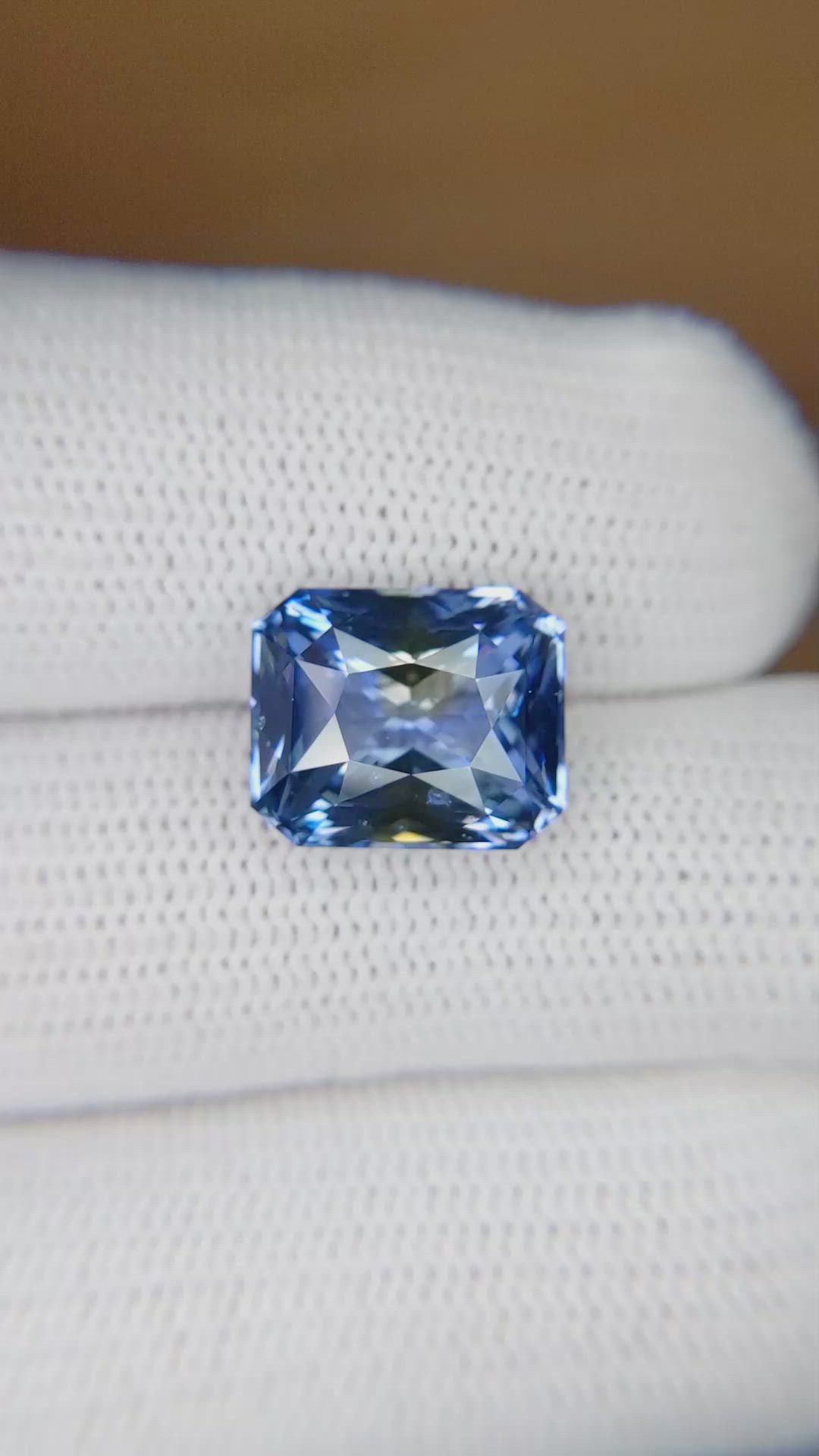 8.14 Ct. Bi Color Sapphire from Ceylon (Sri Lanka) Size Video