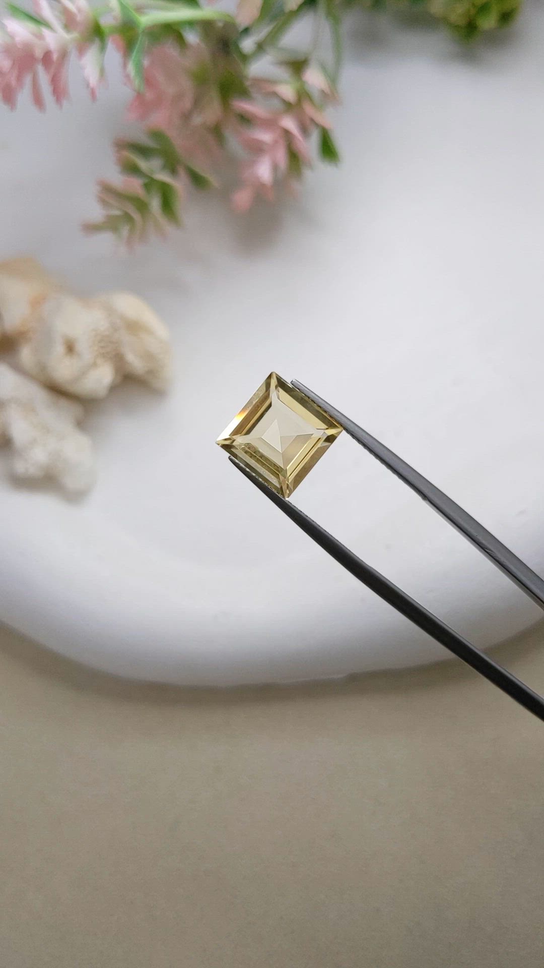 5.27 Ct. Yellow Sapphire from Ceylon (Sri Lanka) Size Video