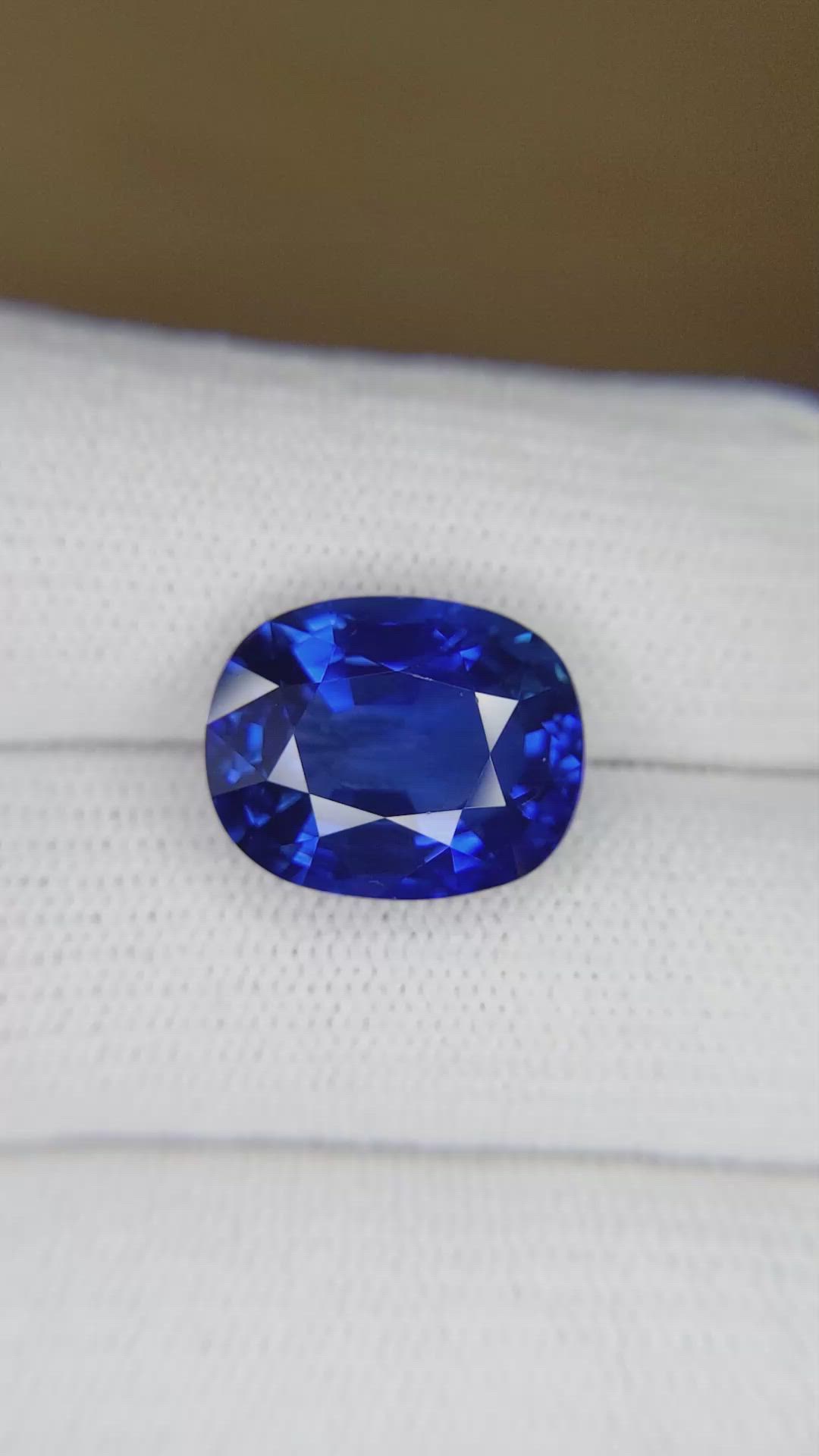 10.25 Ct. Blue Sapphire from Ceylon (Sri Lanka) Size Video