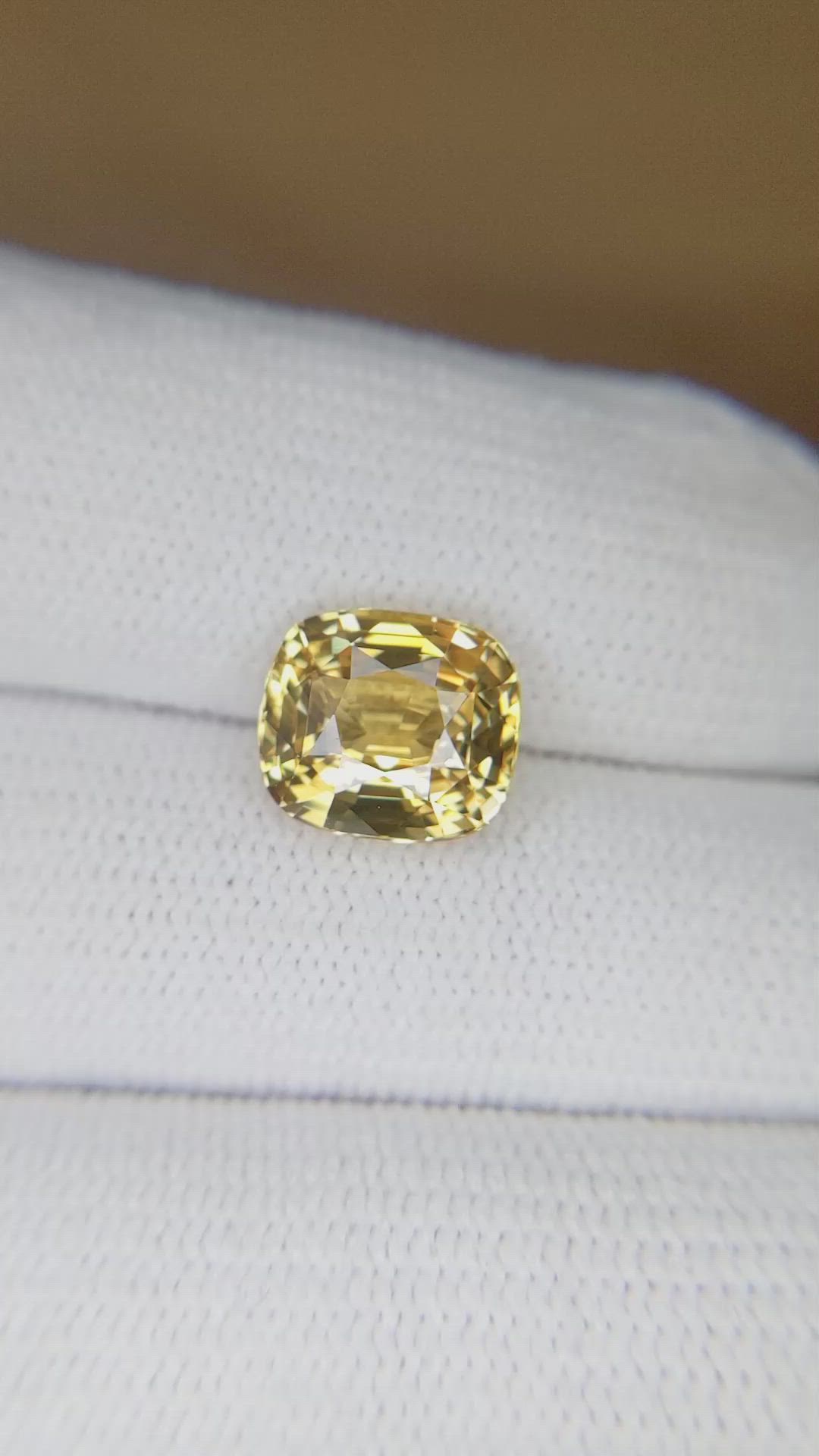 4.10 Ct. Yellow Sapphire from Ceylon (Sri Lanka) Size Video