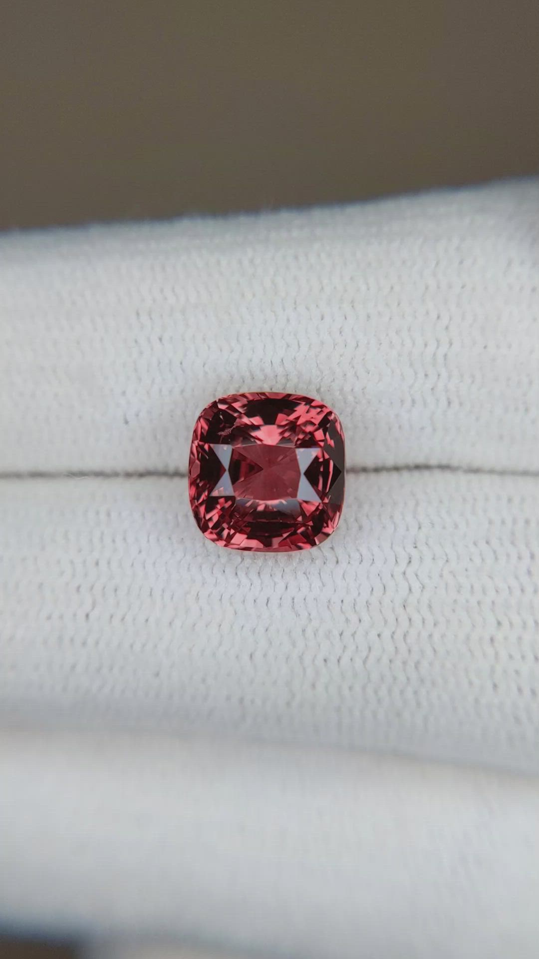 4.08 Ct. Padparadscha Sapphire from Ceylon (Sri Lanka) Size Video