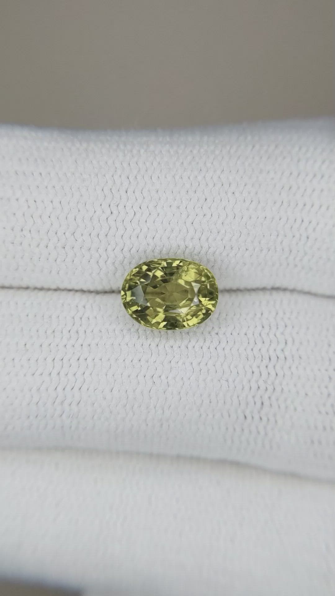 2.13 Ct. Yellowish Green Sapphire from Ceylon (Sri Lanka) Size Video