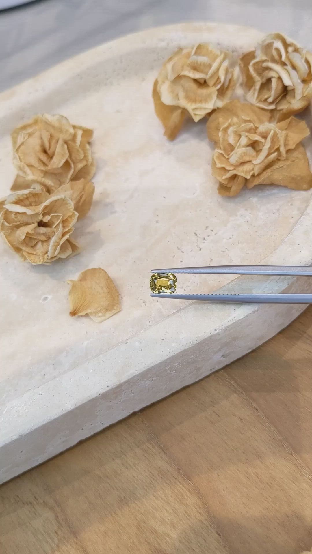 1.00 Ct. Yellow Sapphire from Ceylon (Sri Lanka) Size Video