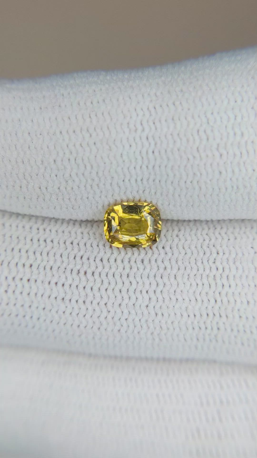 1.00 Ct. Yellow Sapphire from Ceylon (Sri Lanka) Size Video