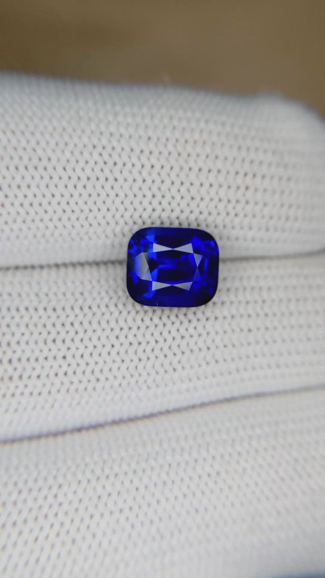 4.04 Ct. Blue Sapphire from Ceylon (Sri Lanka) Size Video