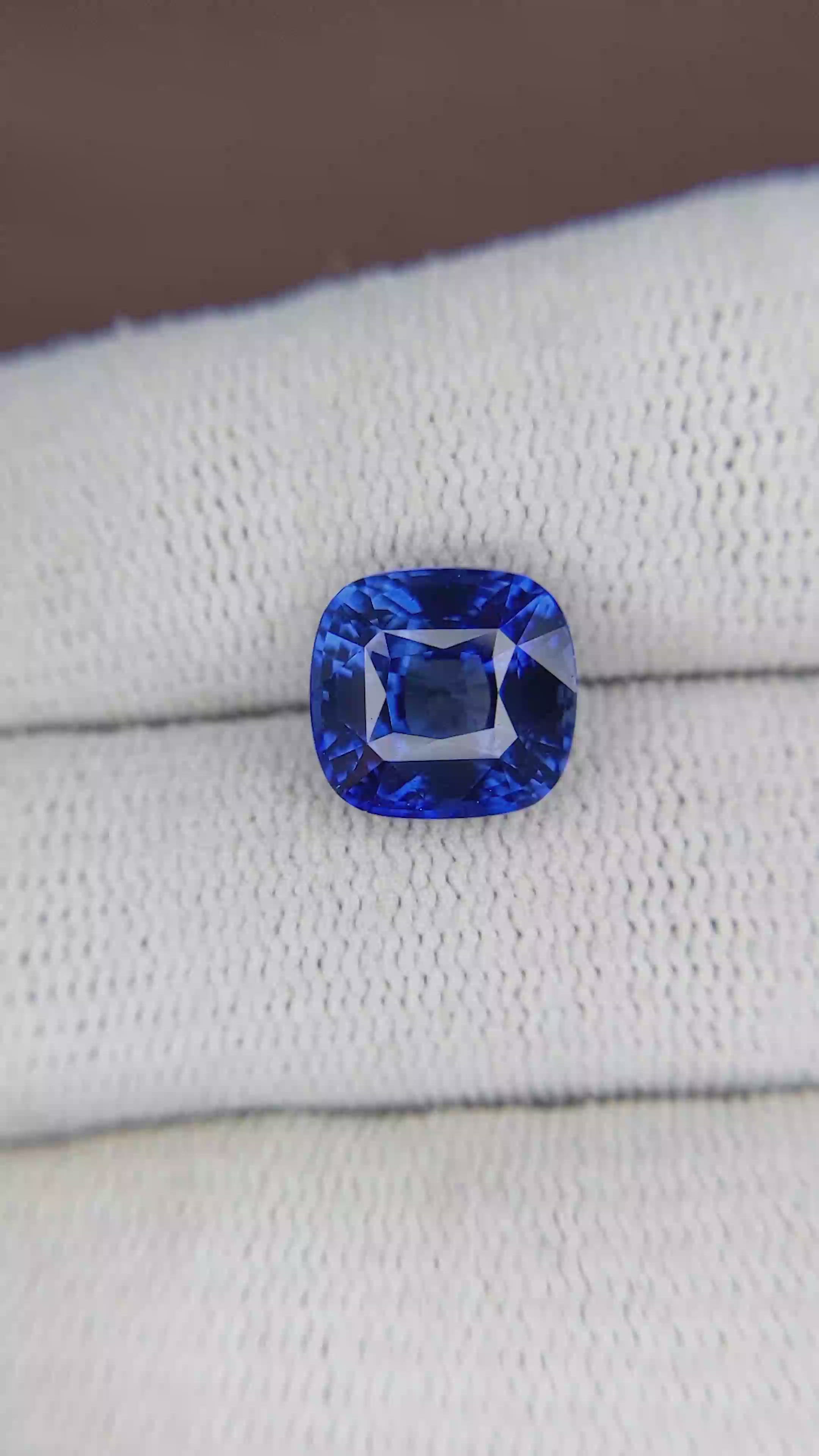5.51 Ct. Blue Sapphire from Ceylon (Sri Lanka) Size Video