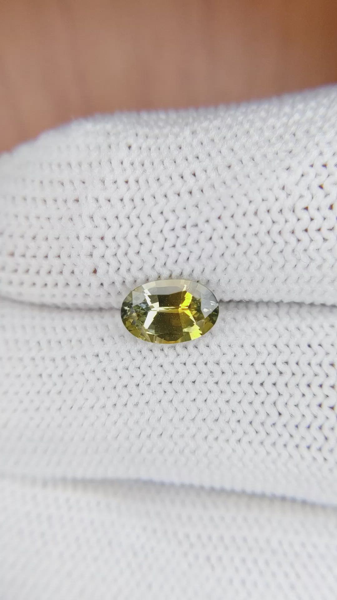 1.10 Ct. Bi Color Sapphire from Ceylon (Sri Lanka) Size Video