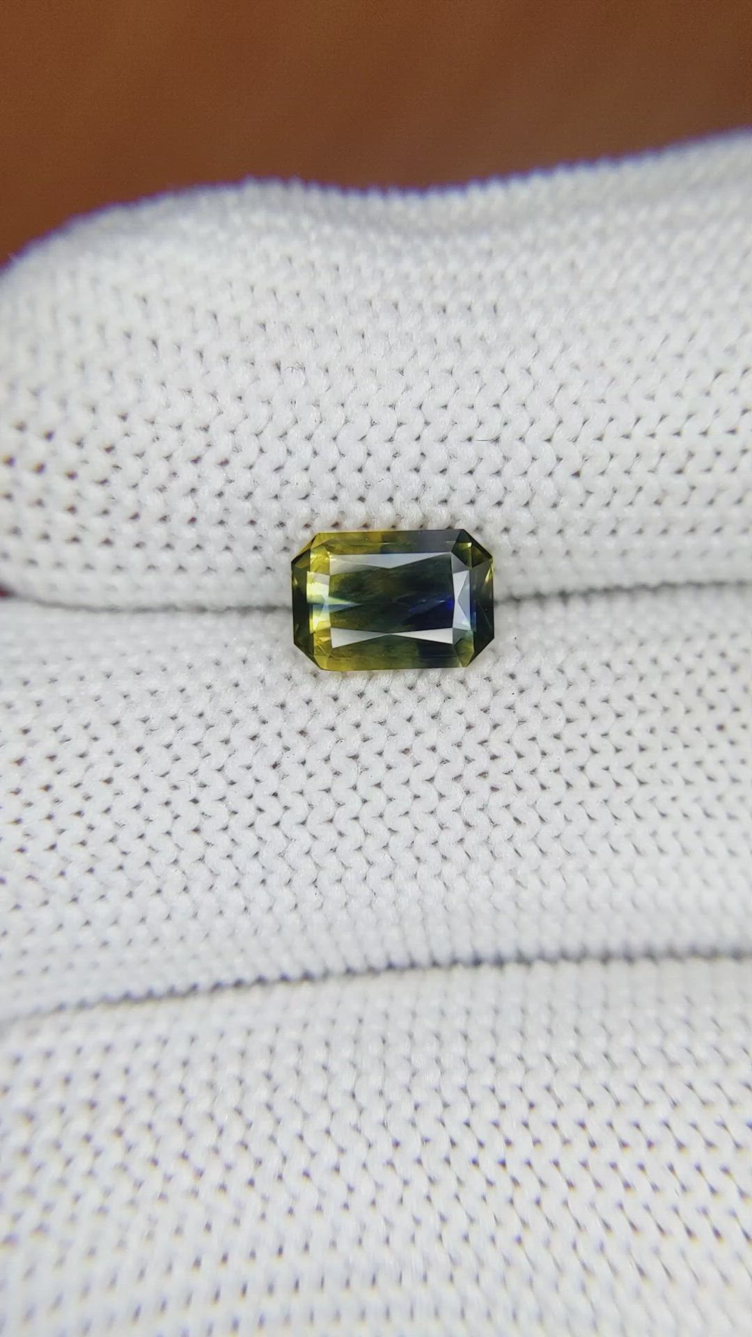1.63 Ct. Bi Color Sapphire from Ceylon (Sri Lanka) Size Video