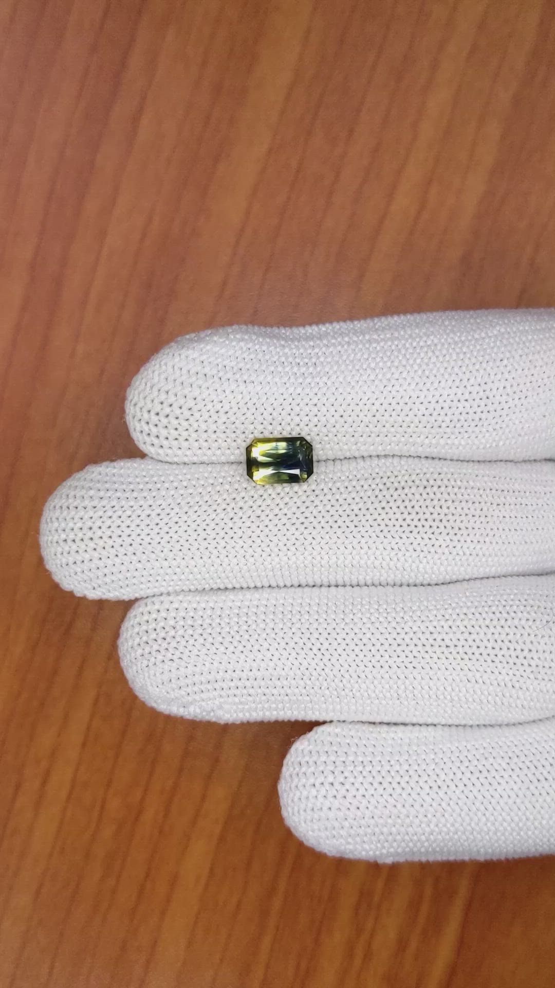 1.63 Ct. Bi Color Sapphire from Ceylon (Sri Lanka) Size Video