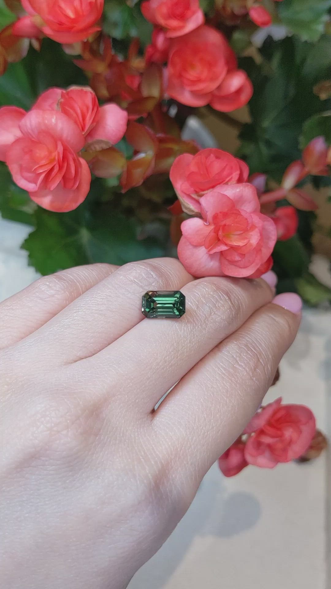 4.07 Ct. Green Sapphire from Ceylon (Sri Lanka) Size Video