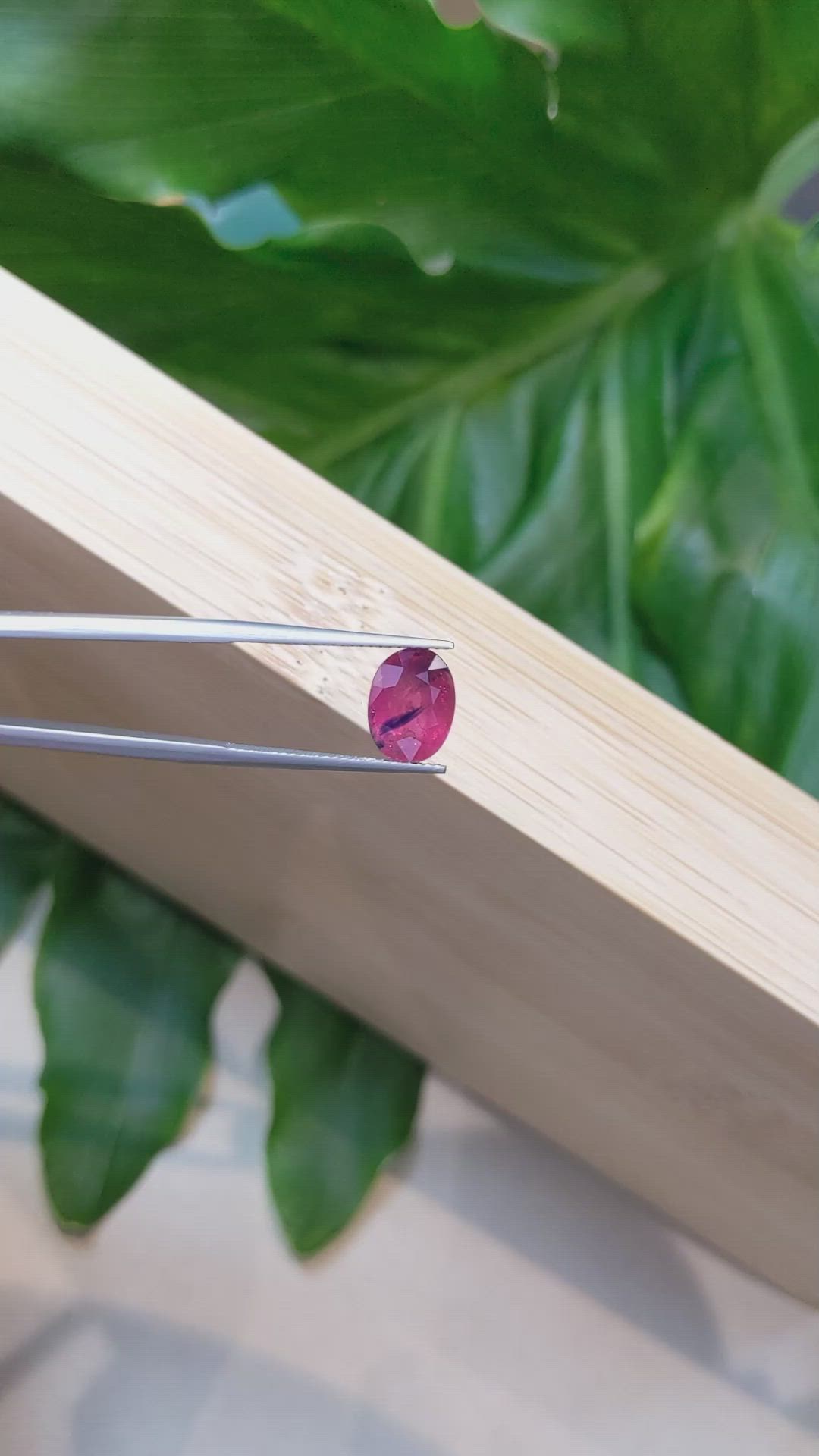 4.26 Ct. Bi Color Sapphire from Ceylon (Sri Lanka) Size Video