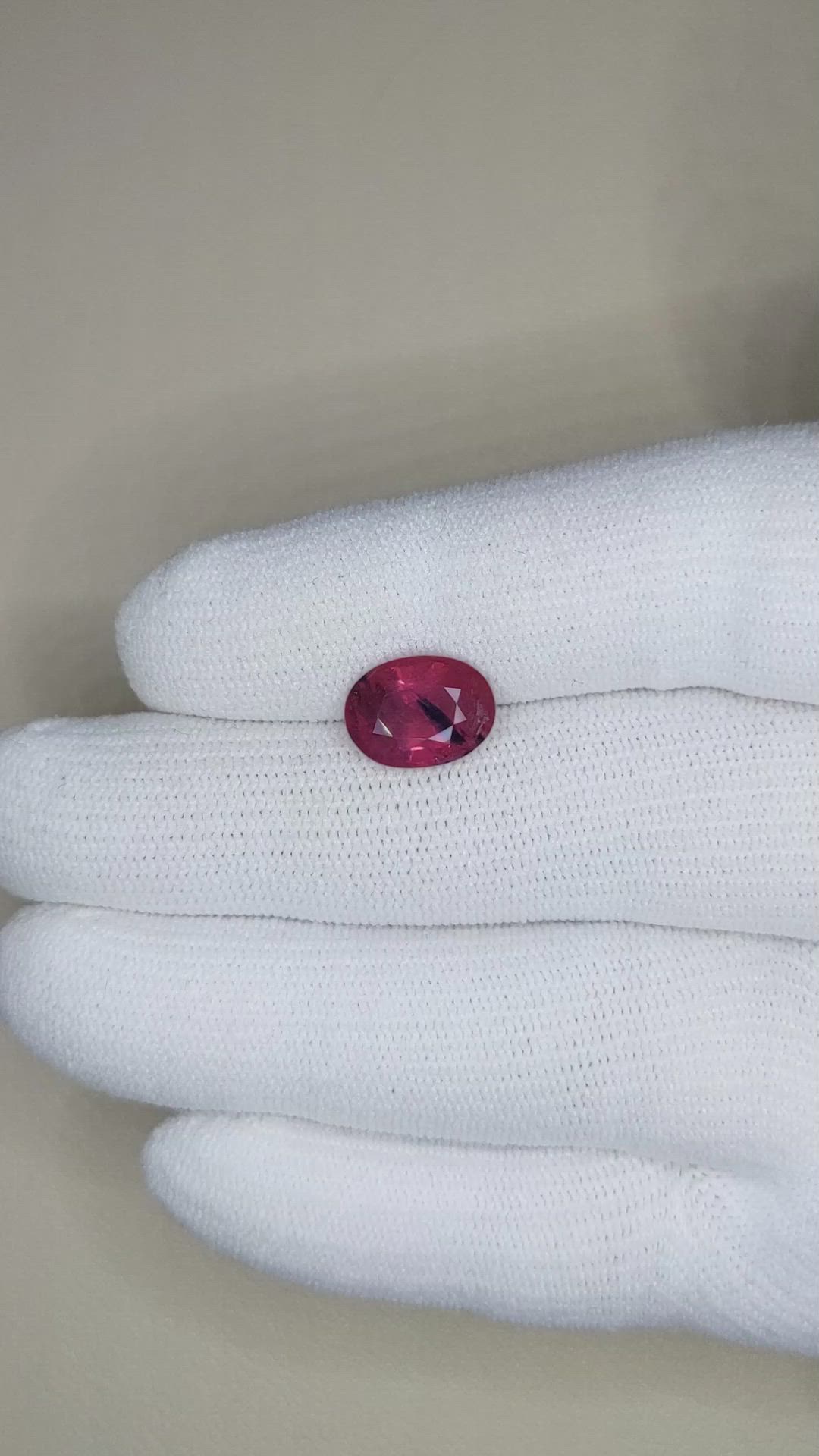 4.26 Ct. Bi Color Sapphire from Ceylon (Sri Lanka) Size Video