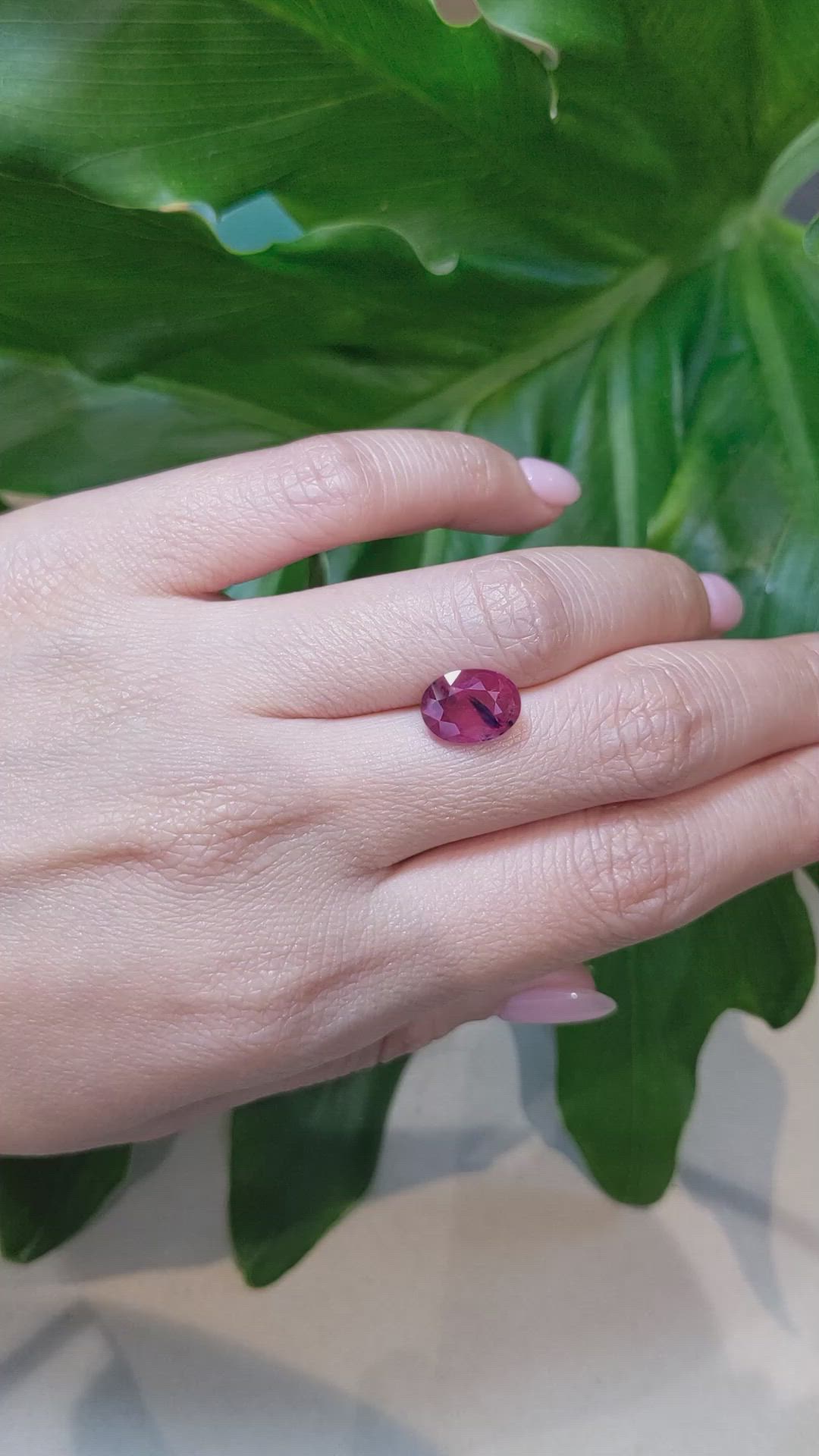4.26 Ct. Bi Color Sapphire from Ceylon (Sri Lanka) Size Video