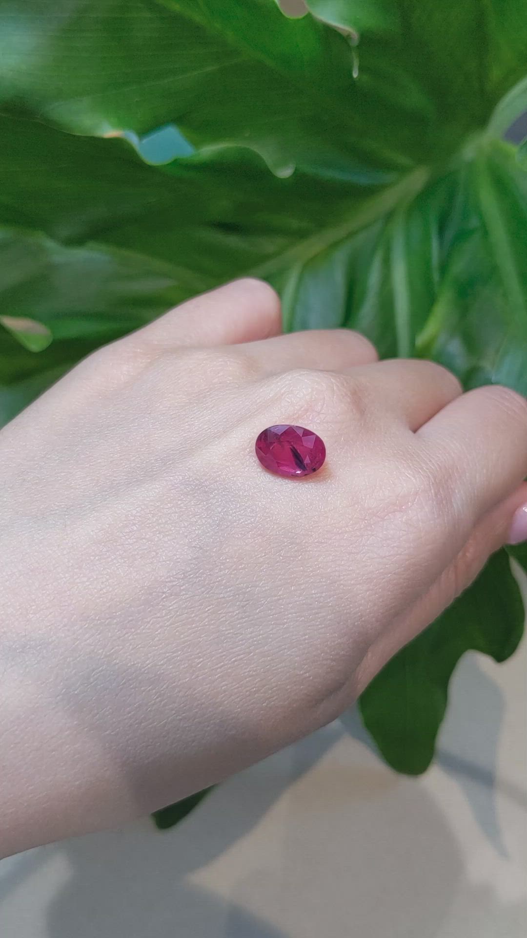 4.26 Ct. Bi Color Sapphire from Ceylon (Sri Lanka) Size Video