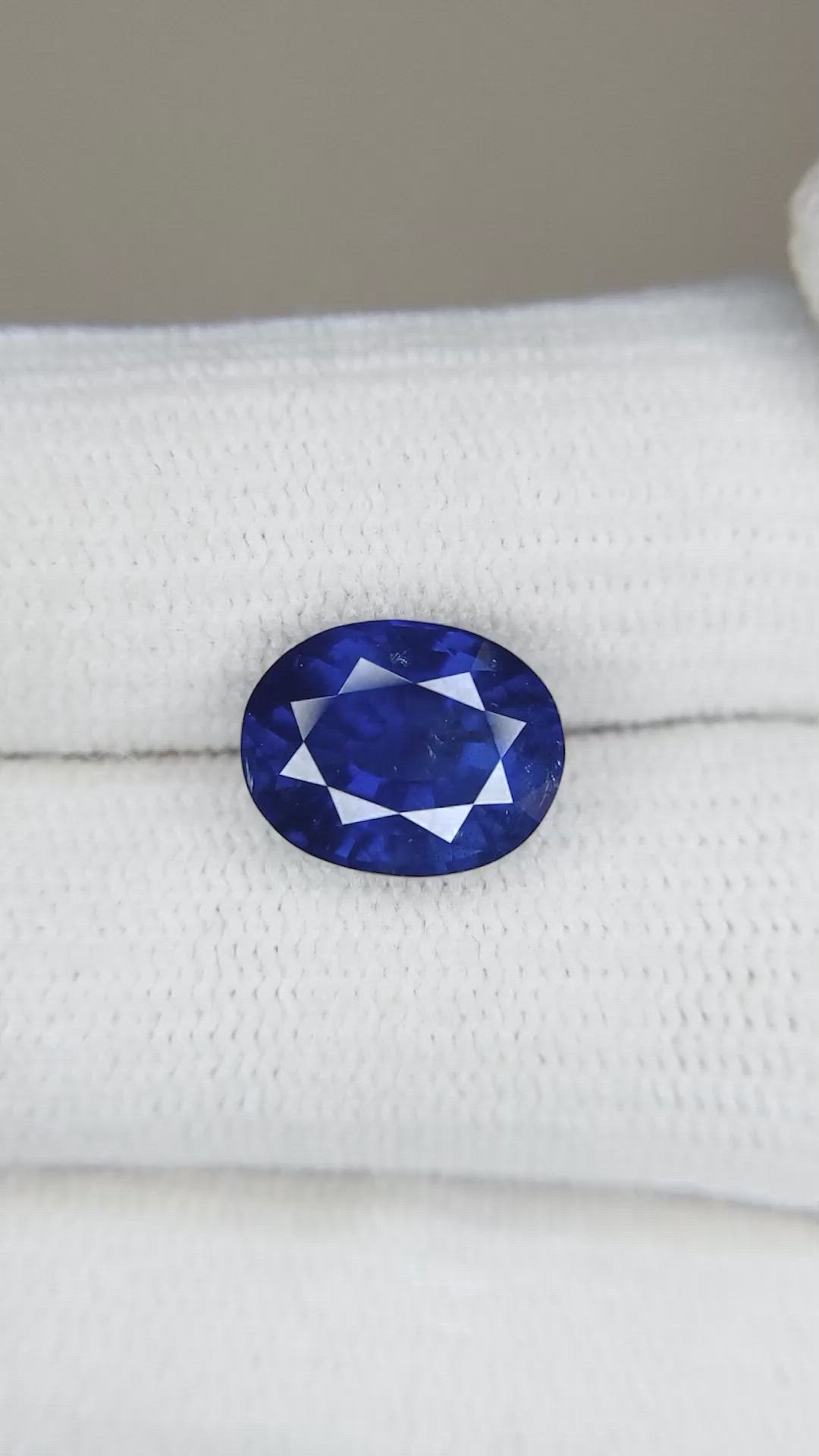4.03 Ct. Blue Sapphire from Ceylon (Sri Lanka) Size Video