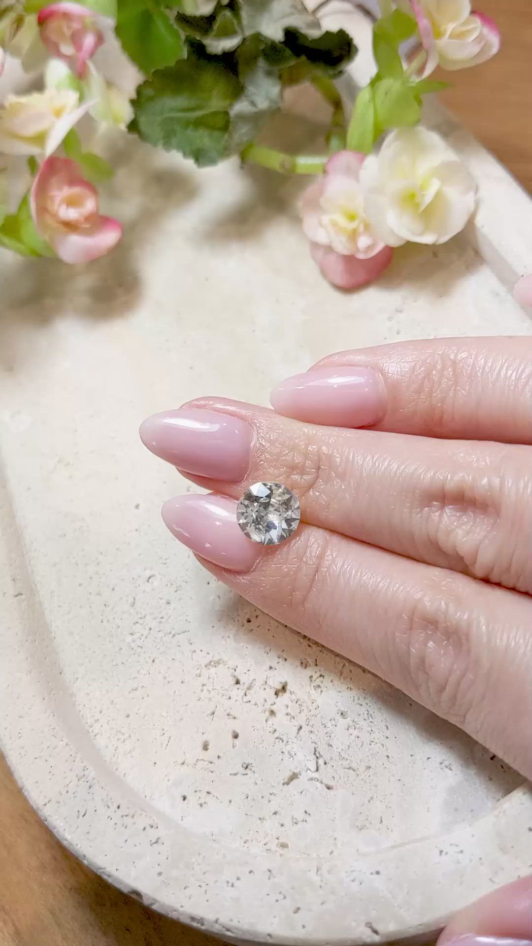 2.55 Ct. Bi Color Sapphire from Ceylon (Sri Lanka) Size Video