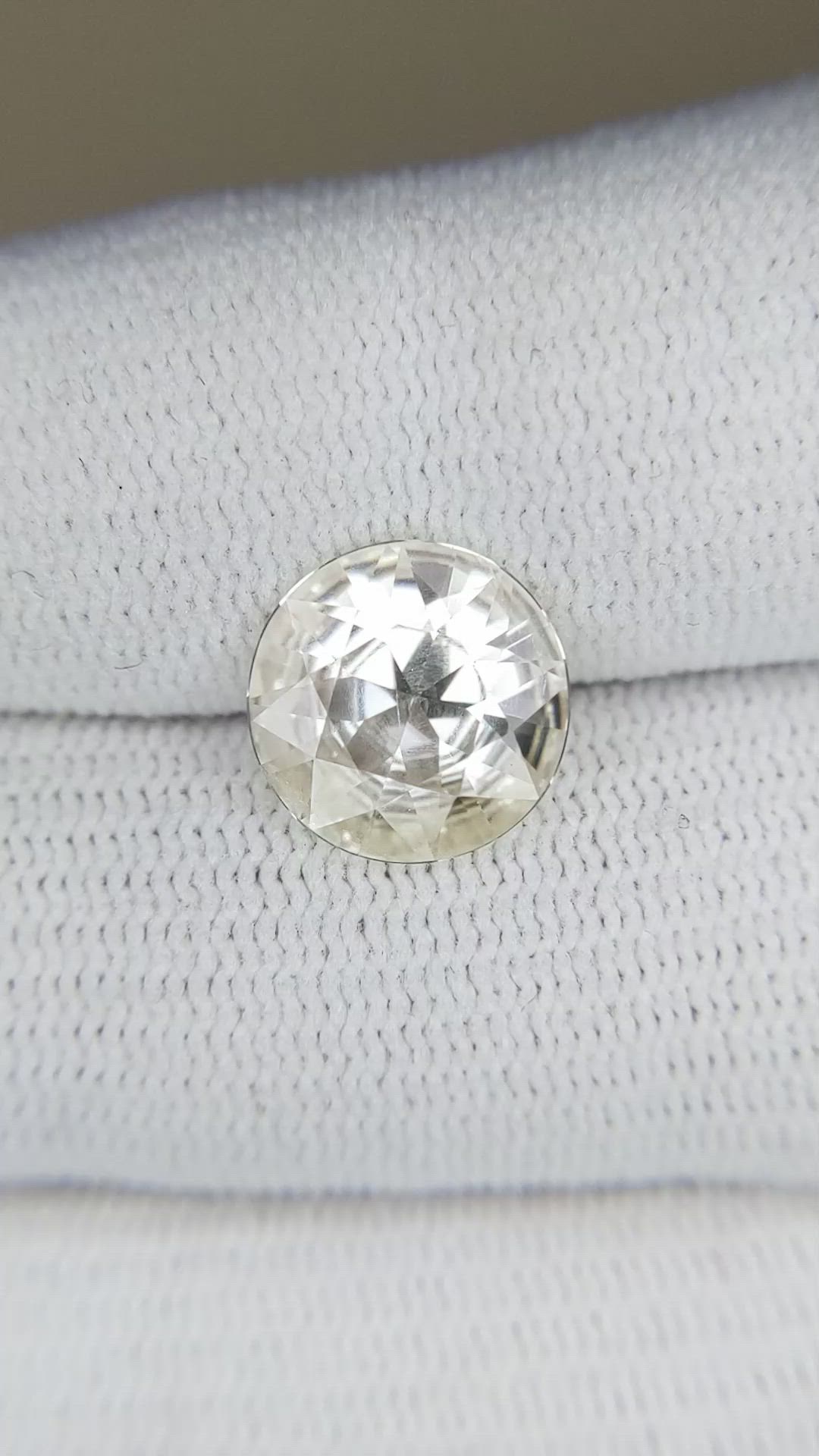 3.34 Ct. Yellow Sapphire from Ceylon (Sri Lanka) Size Video
