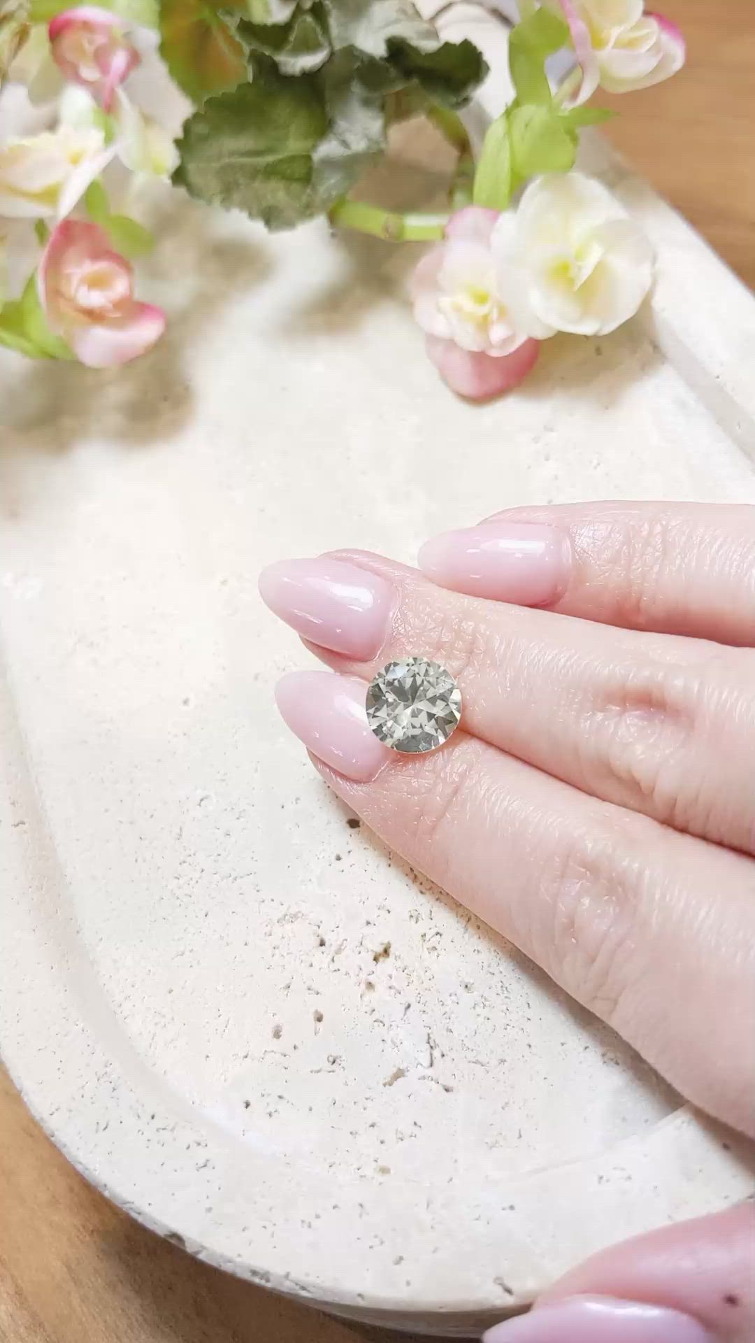 4.33 Ct. Greenish Yellow Sapphire from Ceylon (Sri Lanka) Size Video