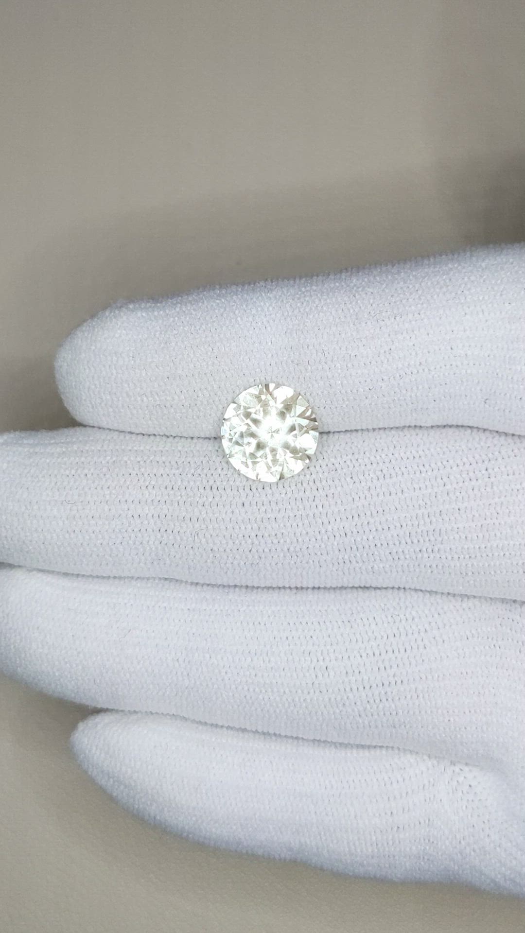 4.33 Ct. Greenish Yellow Sapphire from Ceylon (Sri Lanka) Size Video