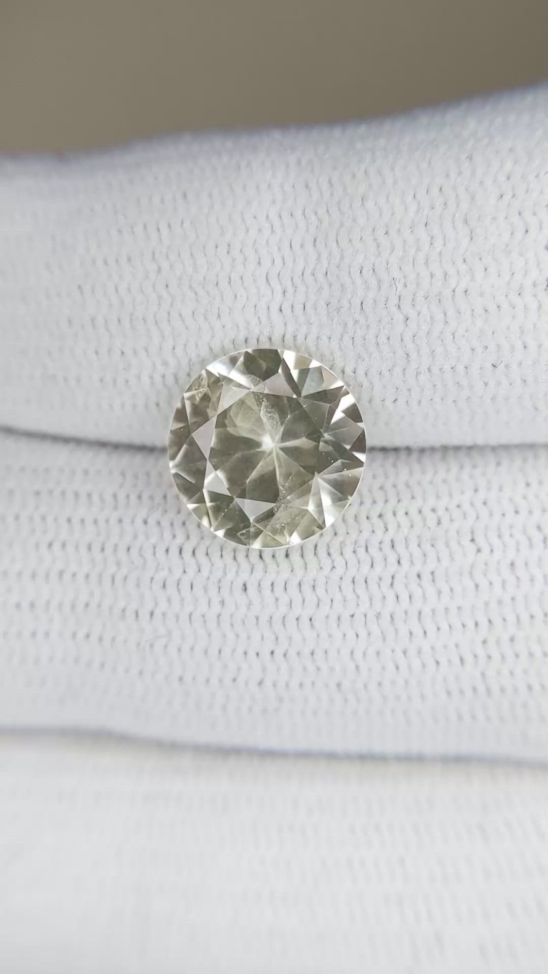 4.33 Ct. Greenish Yellow Sapphire from Ceylon (Sri Lanka) Size Video