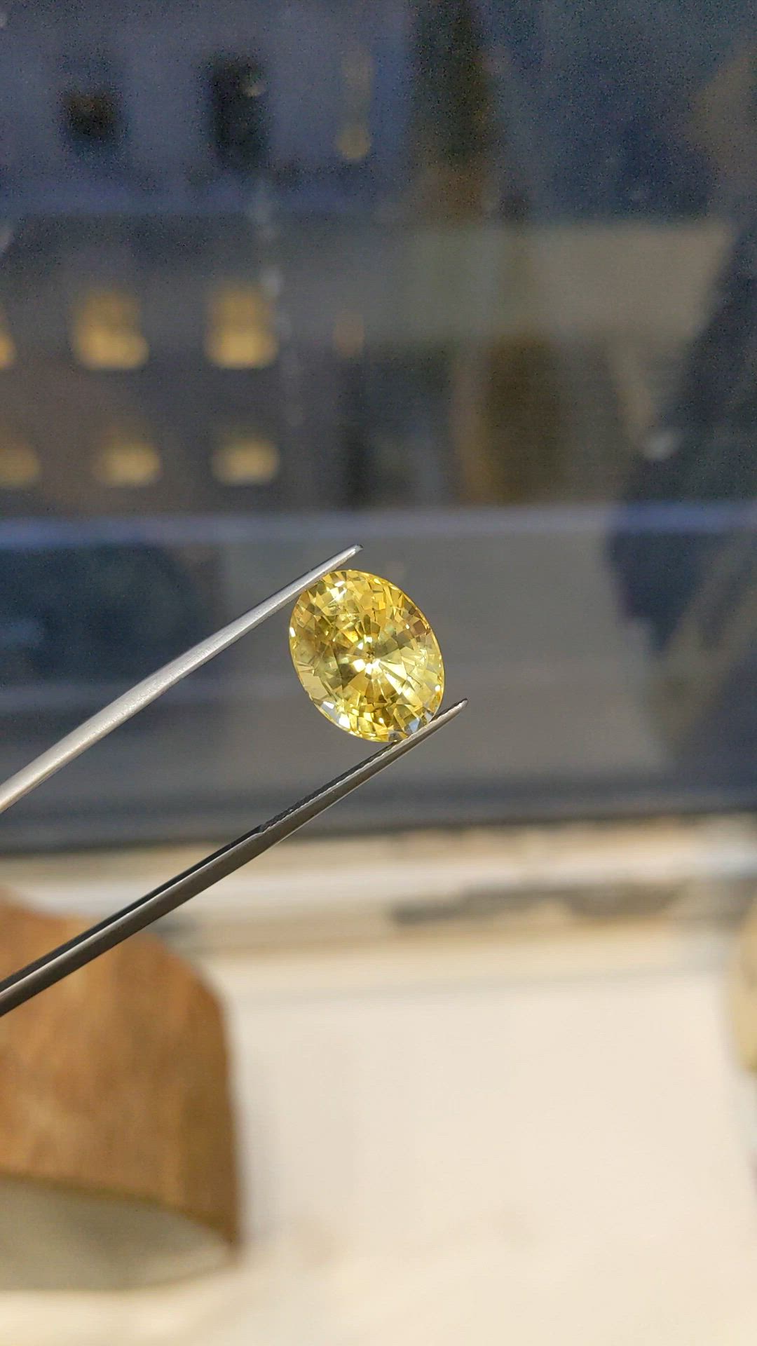 10.00 Ct. Yellow Sapphire from Ceylon (Sri Lanka) Size Video