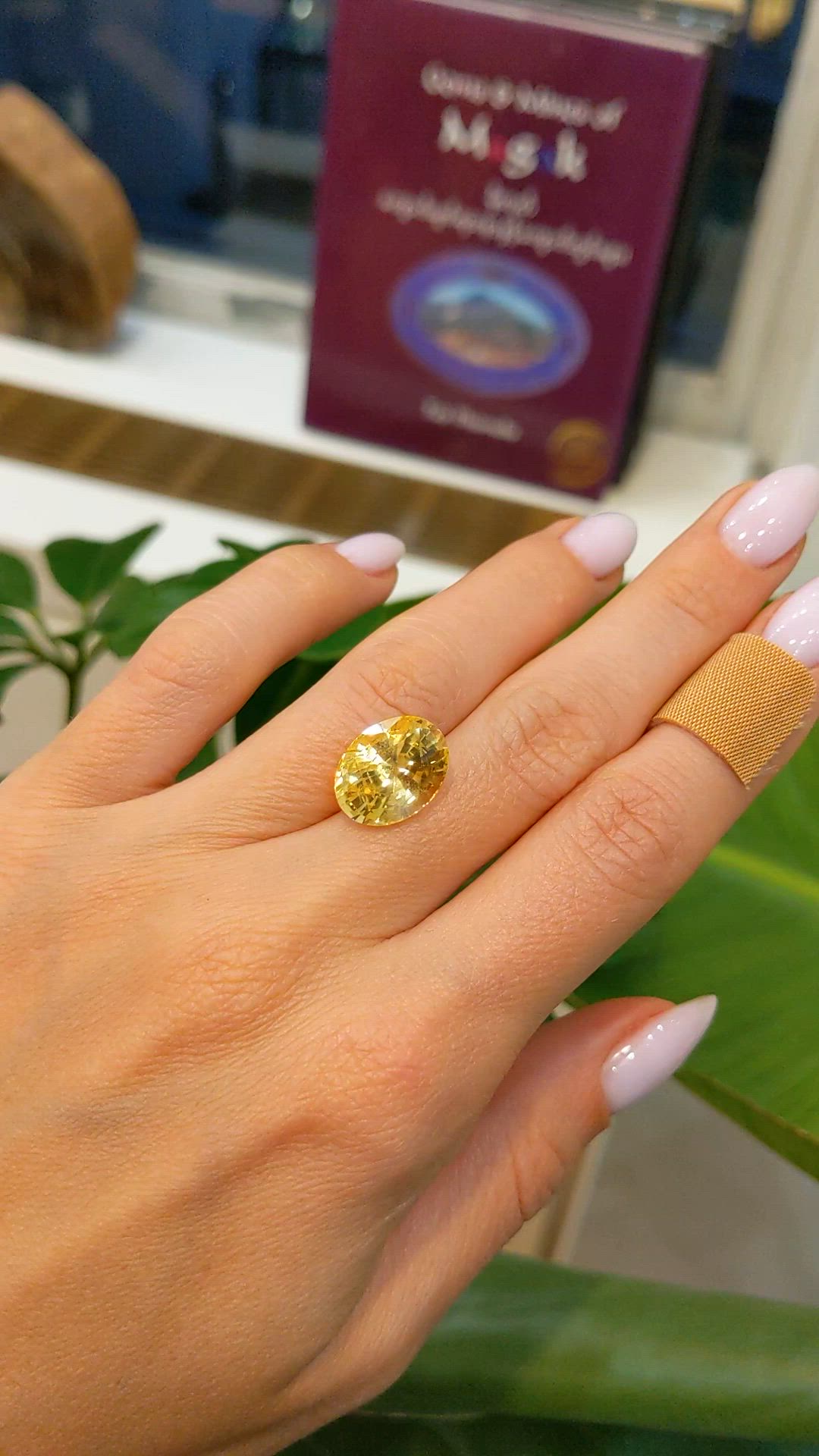 10.00 Ct. Yellow Sapphire from Ceylon (Sri Lanka) Size Video