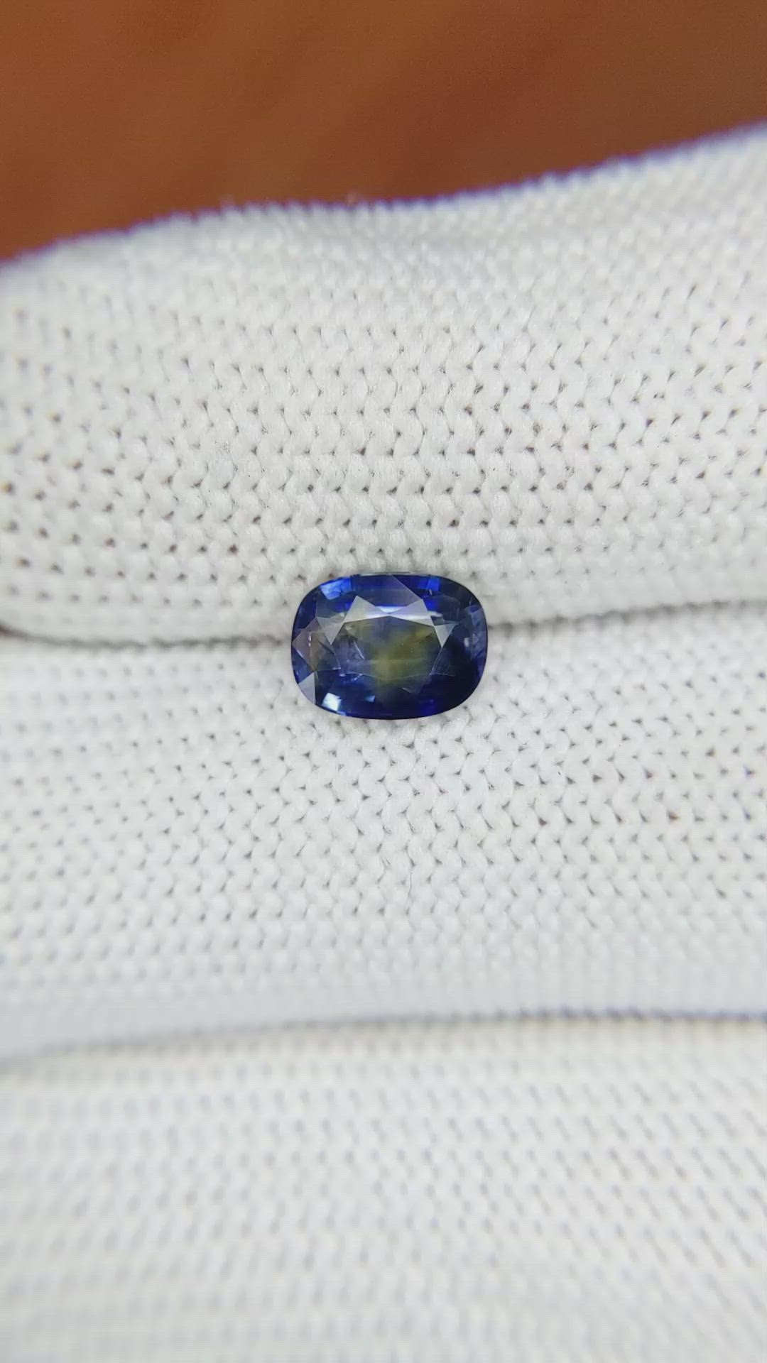 1.43 Ct. Bi Color Sapphire from Ceylon (Sri Lanka) Size Video