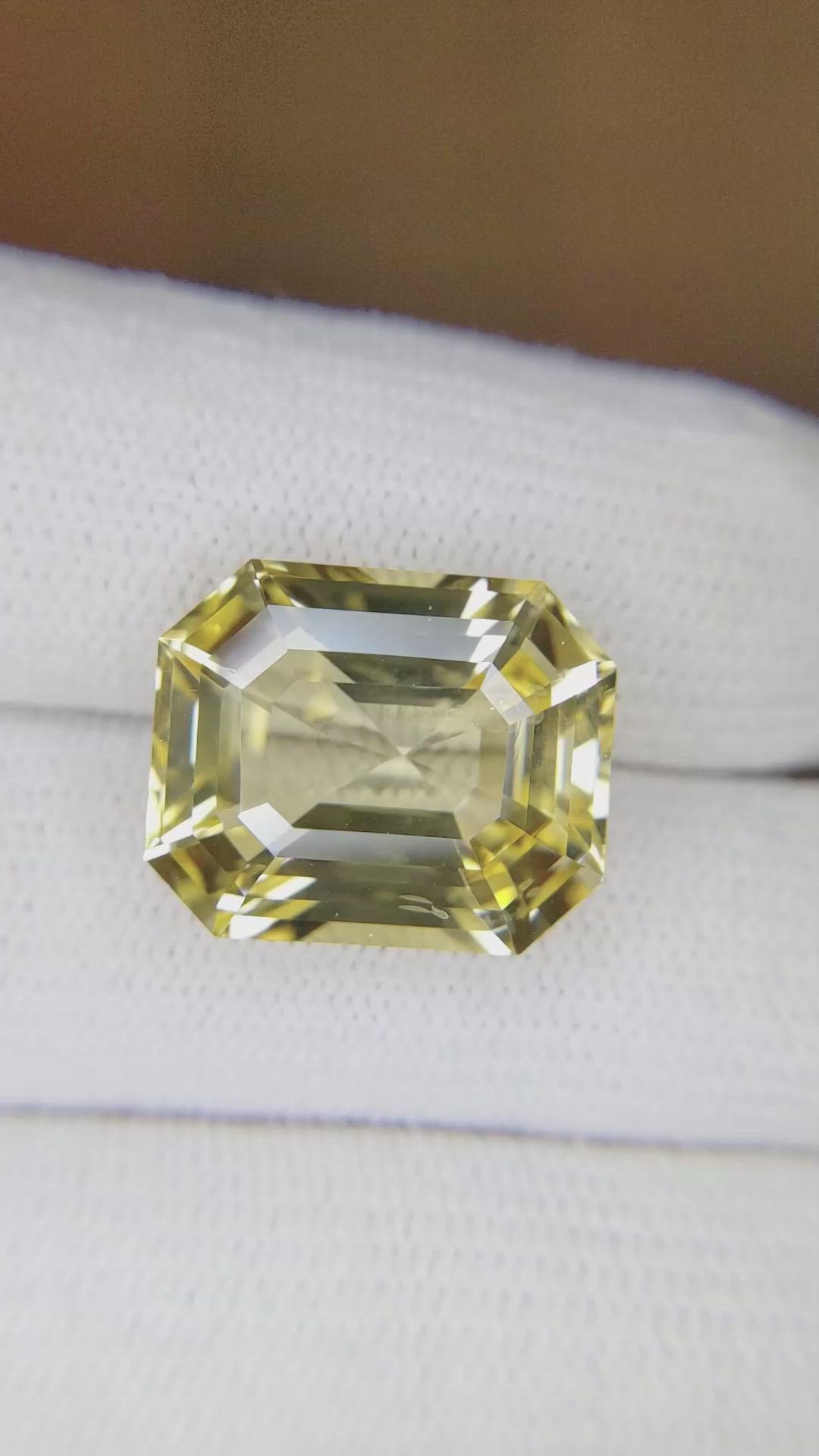 18.27 Ct. Yellow Sapphire from Ceylon (Sri Lanka) Size Video