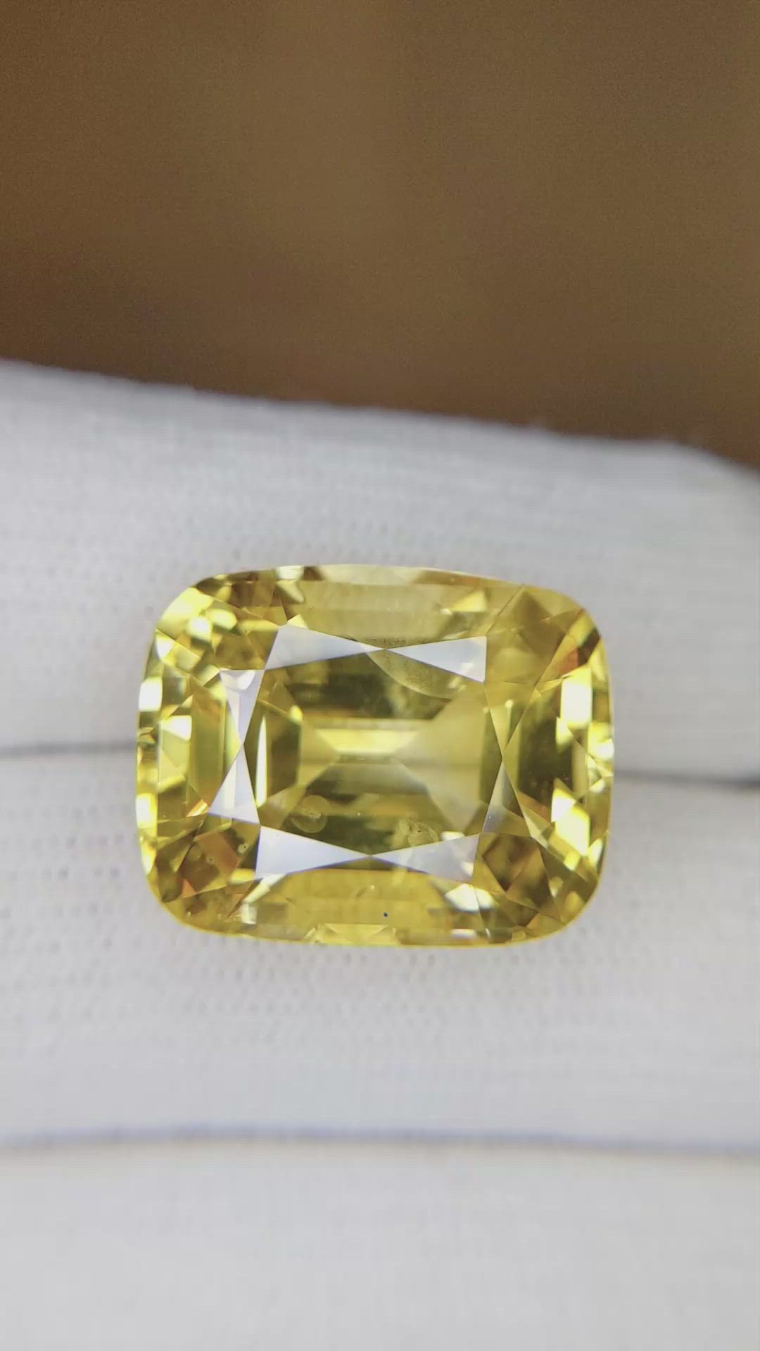 29.17 Ct. Yellow Sapphire from Ceylon (Sri Lanka) Size Video