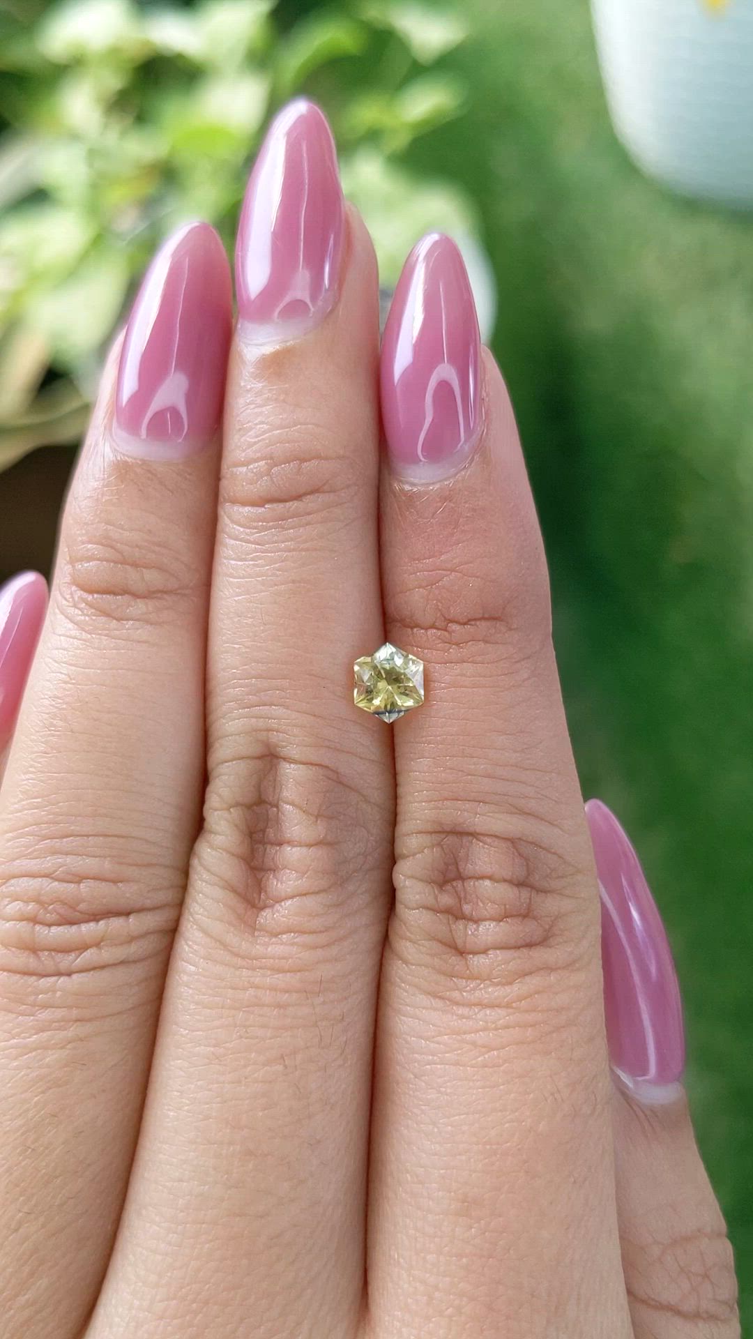 0.81 Ct. Bi Color Sapphire from Ceylon (Sri Lanka) Size Video