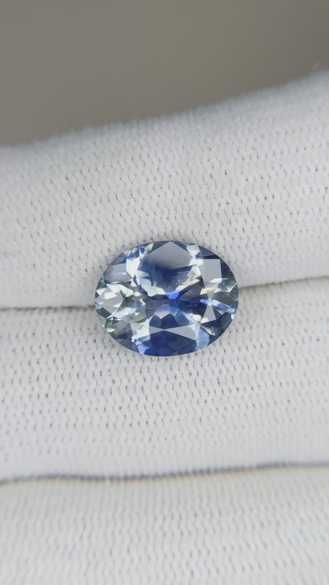 5.43 Ct. Bi Color Sapphire from Ceylon (Sri Lanka) Size Video