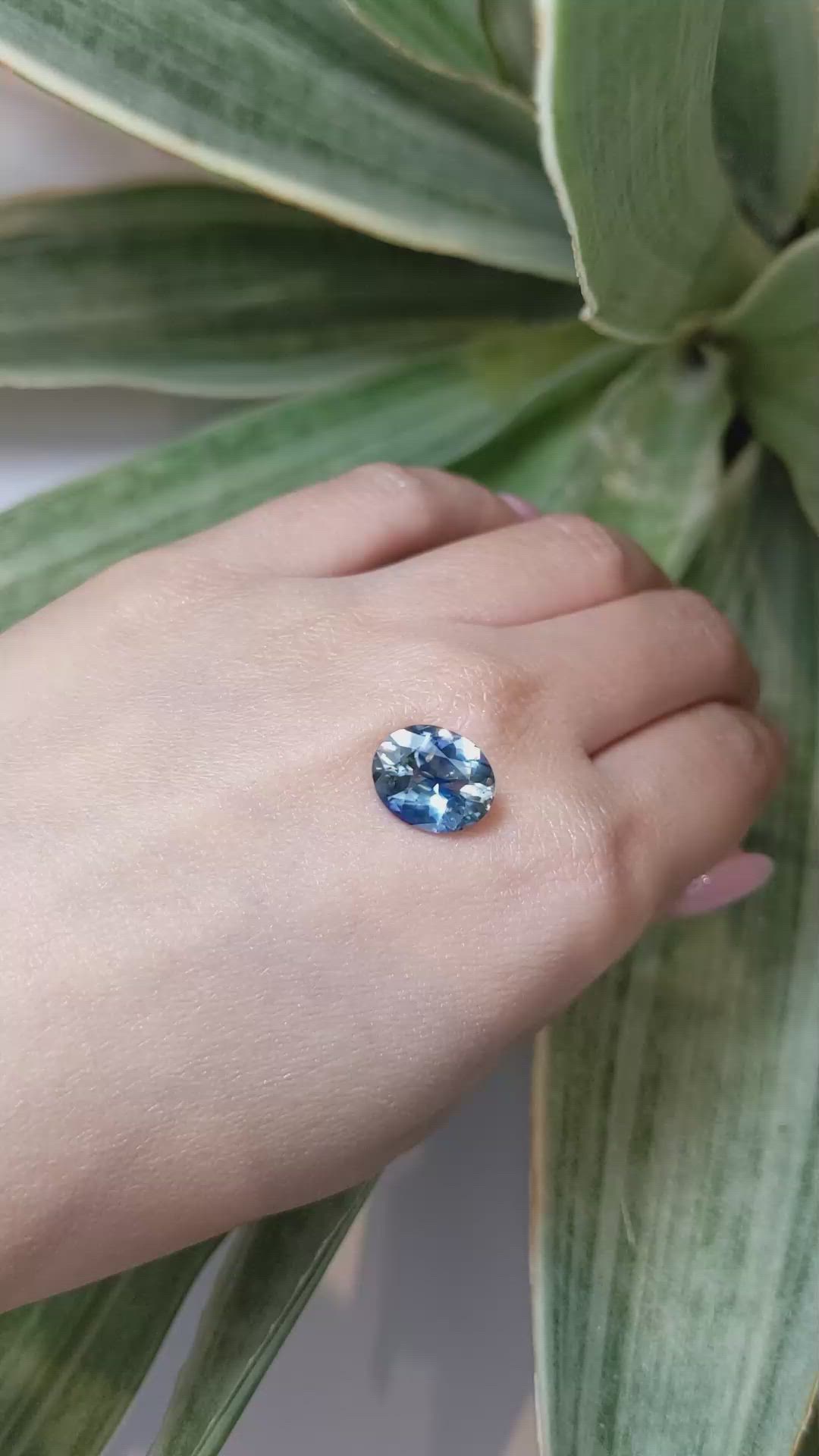 5.43 Ct. Bi Color Sapphire from Ceylon (Sri Lanka) Size Video