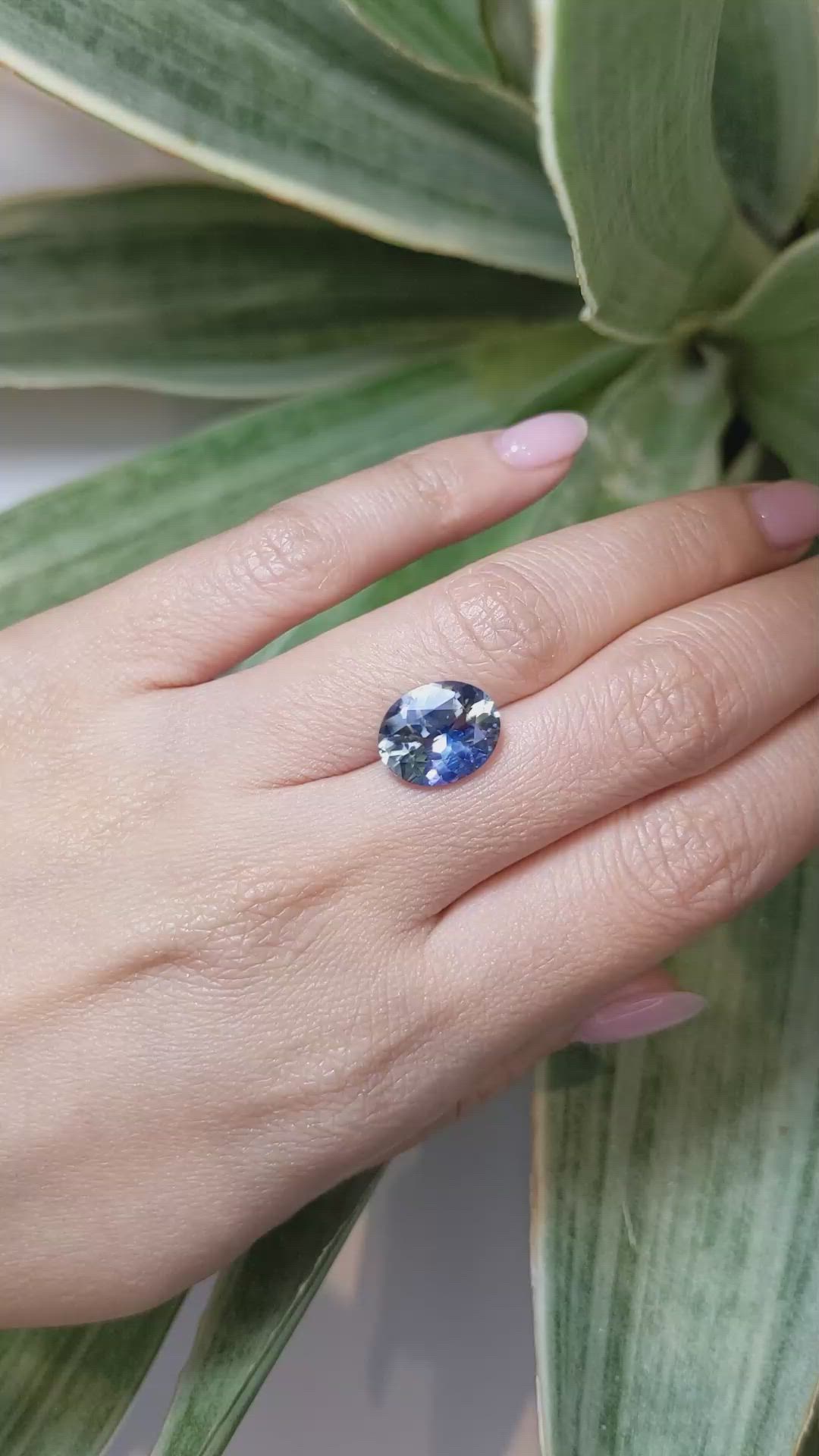 5.43 Ct. Bi Color Sapphire from Ceylon (Sri Lanka) Size Video