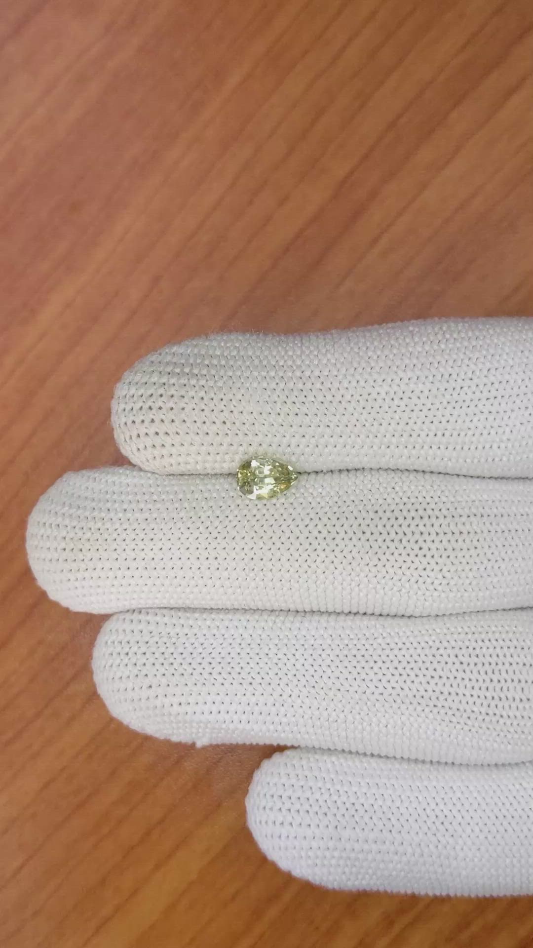 1.05 Ct. Greenish Yellow Sapphire from Ceylon (Sri Lanka) Size Video