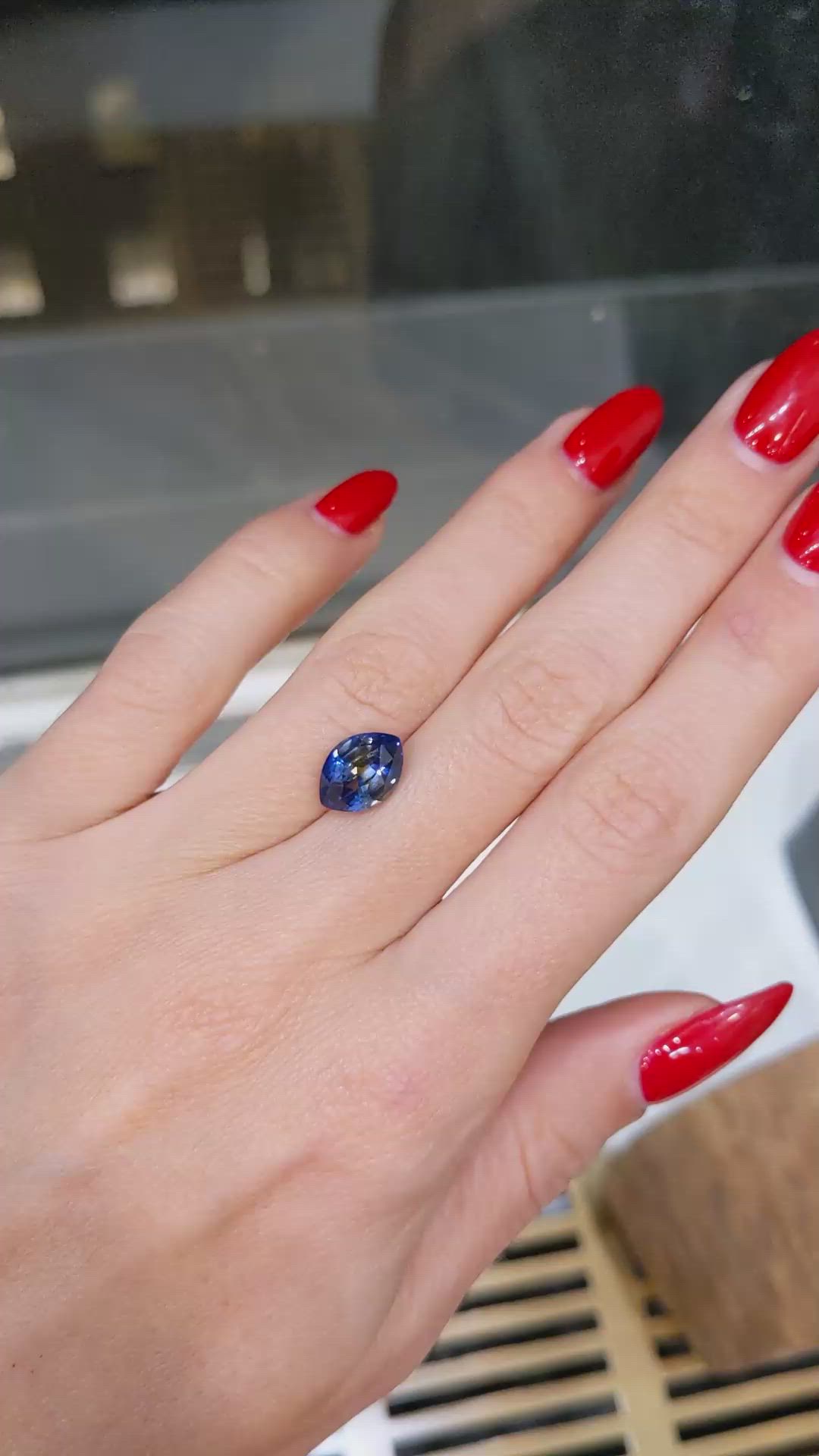 3.41 Ct. Bi Color Sapphire from Ceylon (Sri Lanka) Size Video