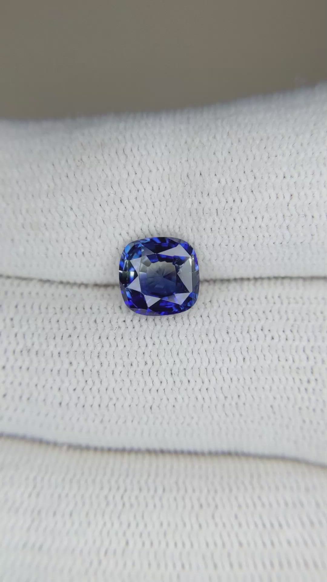 2.15 Ct. Bi Color Sapphire from Ceylon (Sri Lanka) Size Video