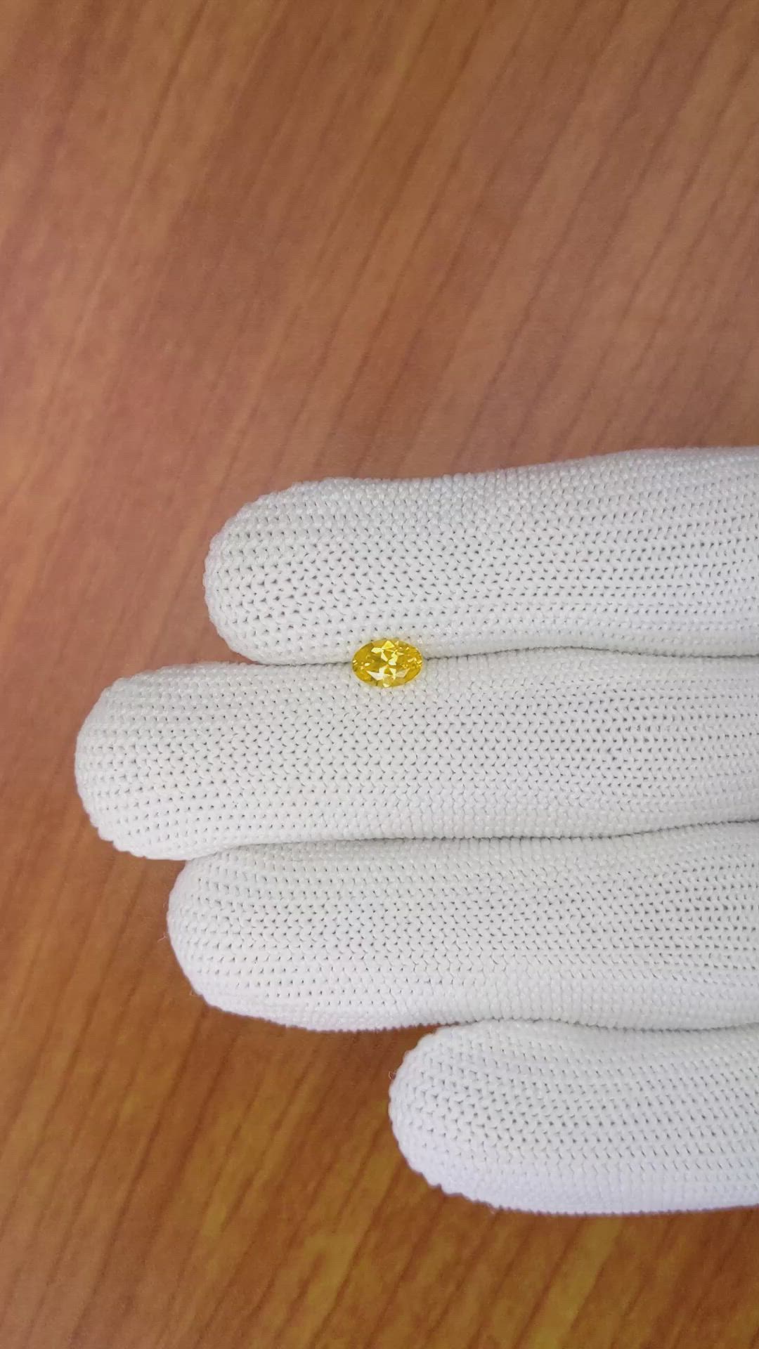 0.50 Ct. Yellowish Orange Sapphire from Ceylon (Sri Lanka) Size Video