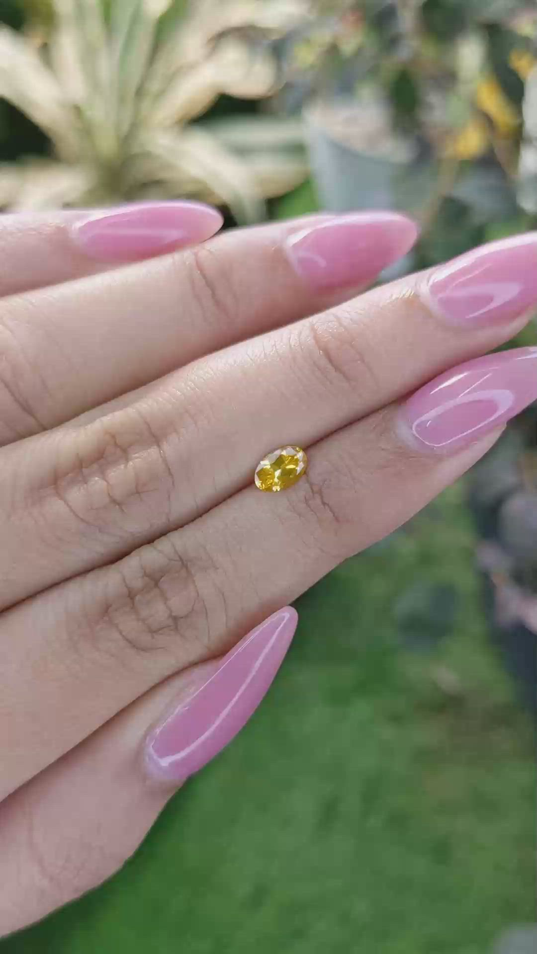 0.50 Ct. Yellowish Orange Sapphire from Ceylon (Sri Lanka) Size Video