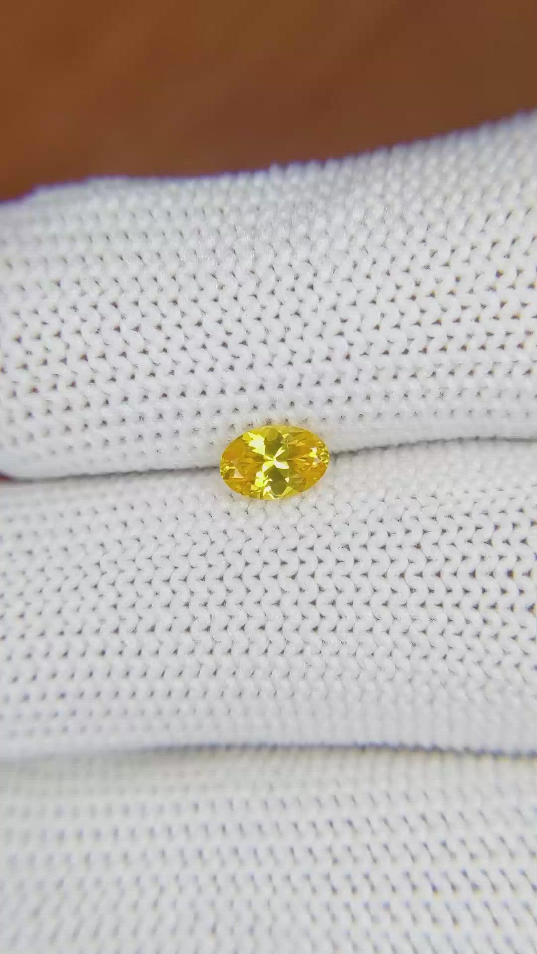 0.50 Ct. Yellowish Orange Sapphire from Ceylon (Sri Lanka) Size Video