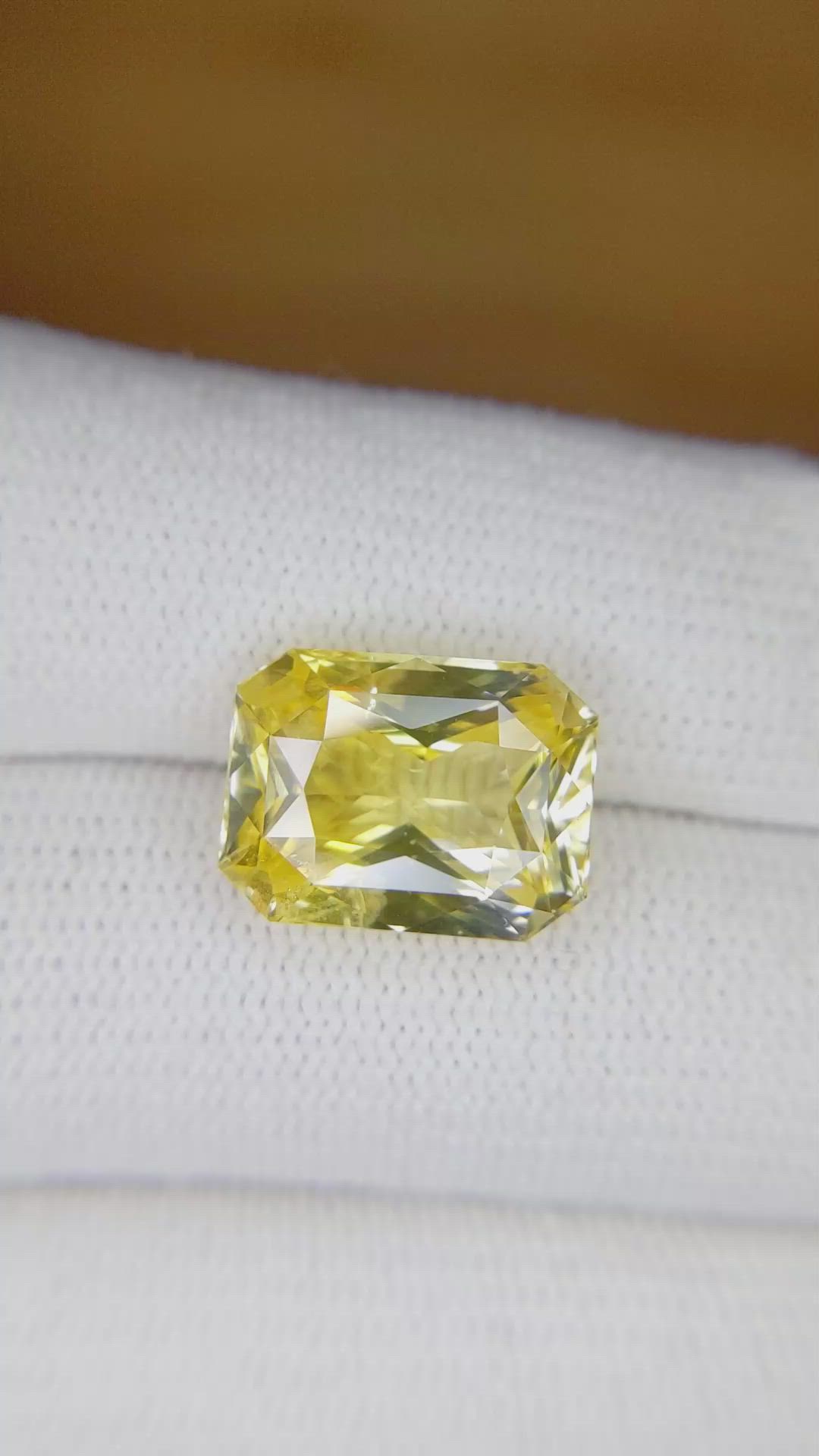 10.76 Ct. Yellow Sapphire from Ceylon (Sri Lanka) Size Video
