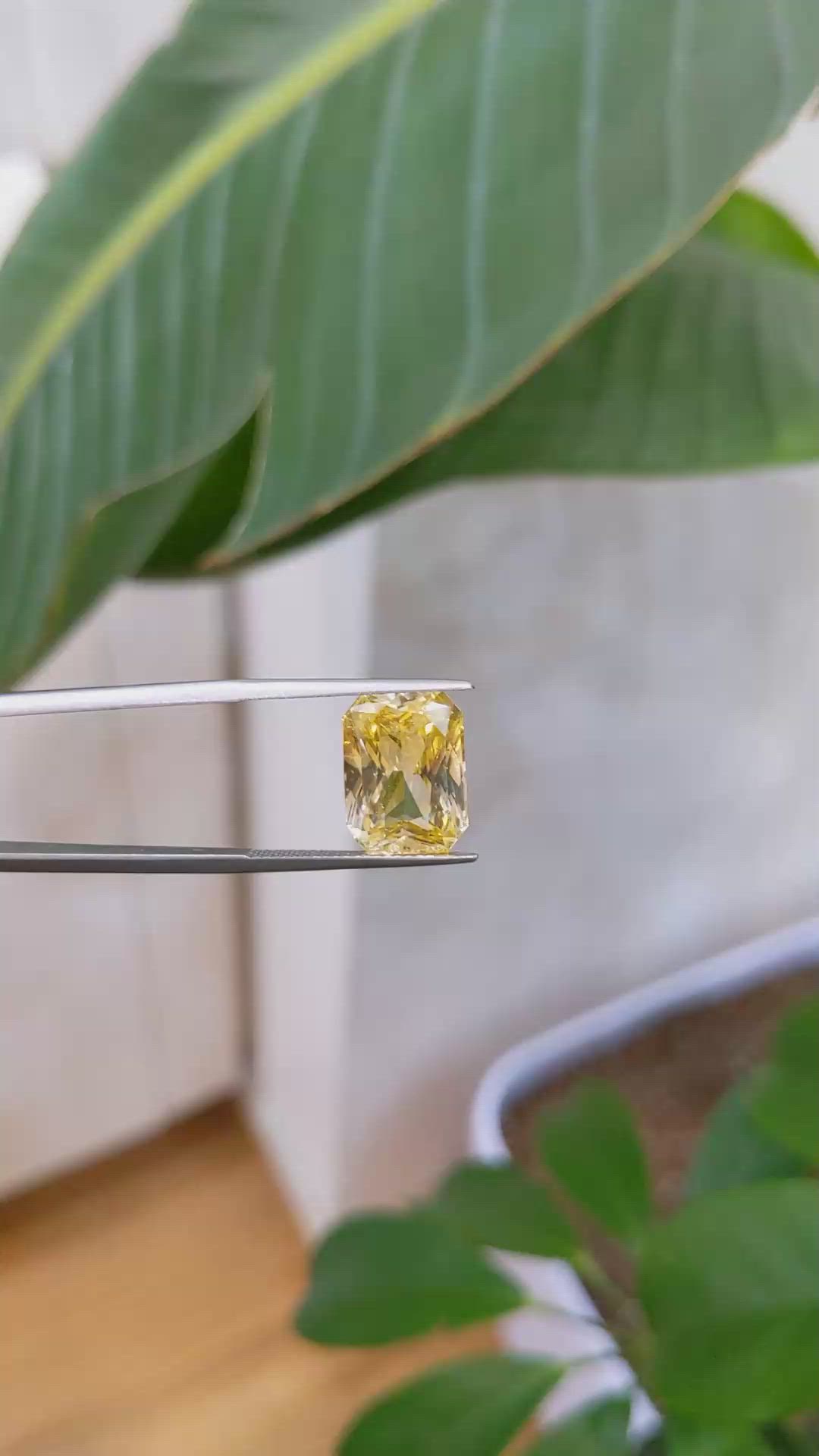 10.76 Ct. Yellow Sapphire from Ceylon (Sri Lanka) Size Video