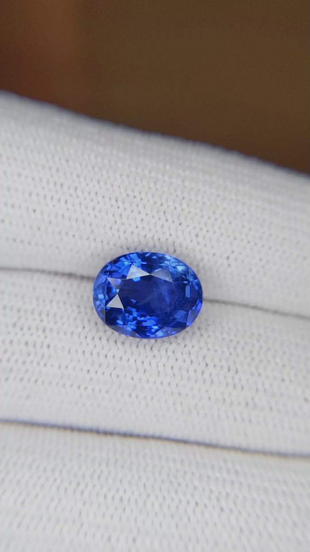 5.28 Ct. Blue Sapphire from Ceylon (Sri Lanka) Size Video