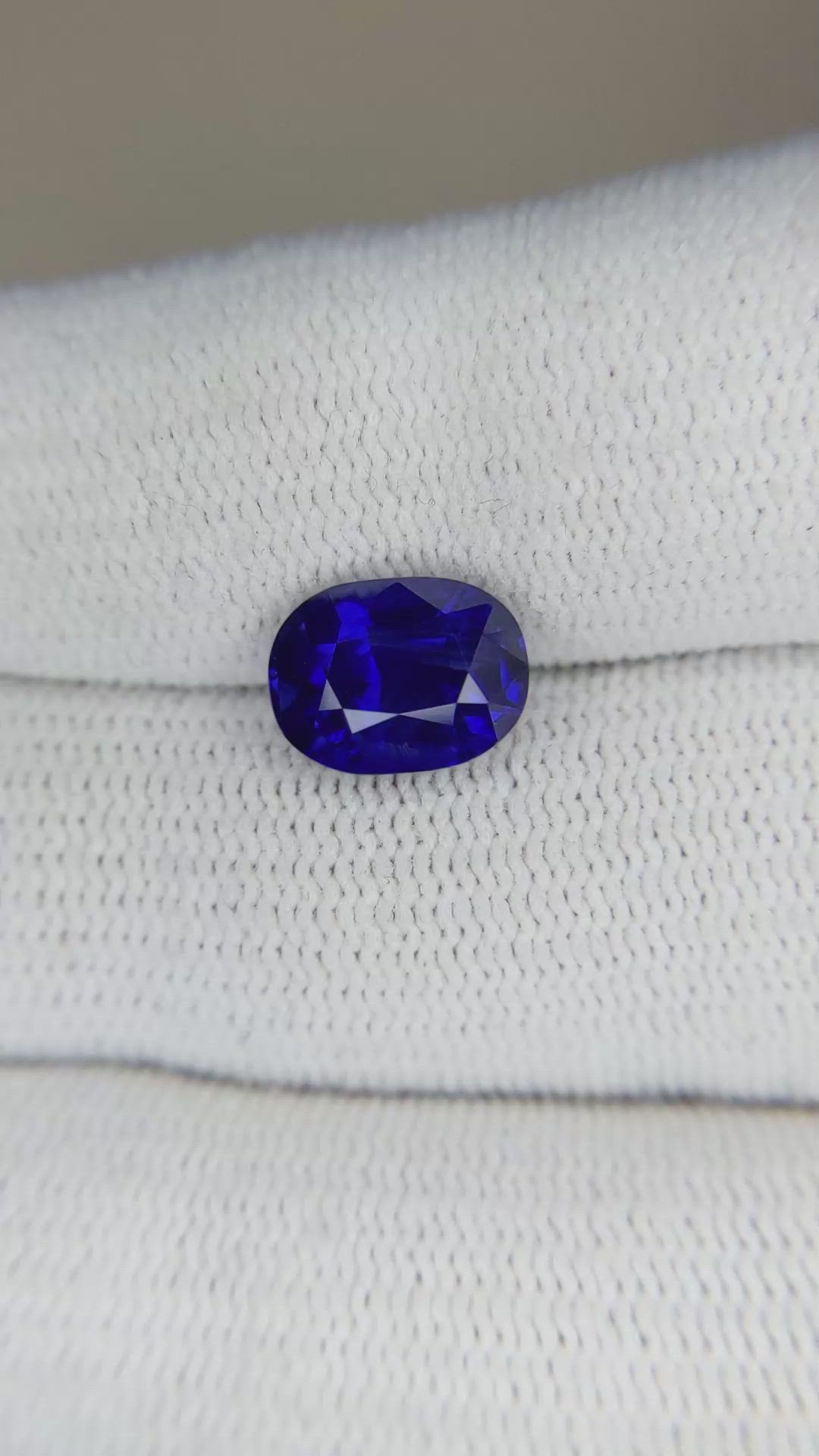 3.53 Ct. Blue Sapphire from Ceylon (Sri Lanka) Size Video
